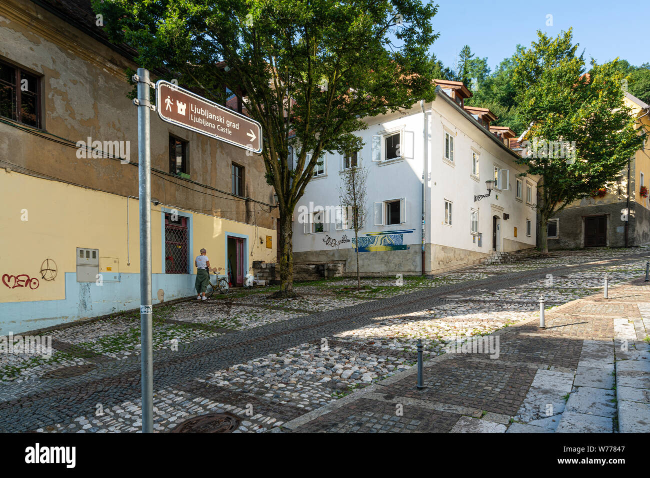 Ljubljana, Slowenien. 3. August 2019. Die Angabe der Panoramablick auf die Straße, die hinauf zur Burg führt vom Stadtzentrum Stockfoto