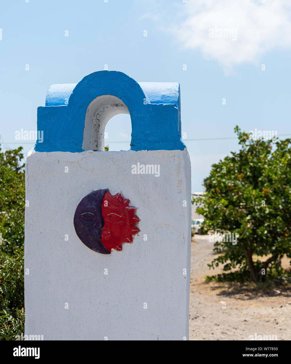 Ein Tor Post mit einem blauen gewölbte Form, die Echos der traditionellen Bauweise der Insel Santorin eingerichtet Stockfoto