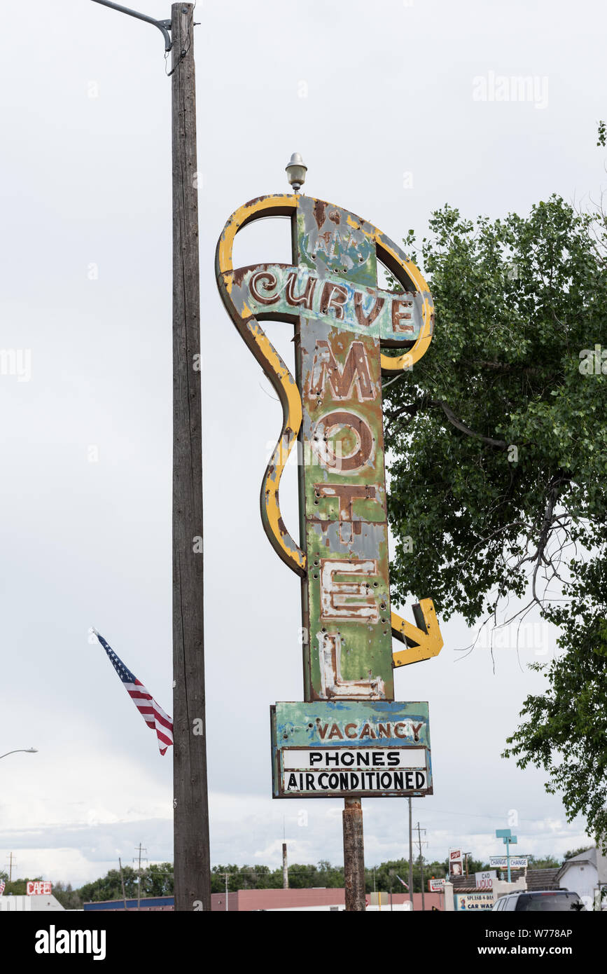 Eine dilipidated, aber gekrümmt, alte Zeichen für die Verstorbene Kurve Motel, das in der Tat geschieht auf eine ausgeprägte Kurve der U.S. Highway 50 in Rocky Ford, Colorado physikalische Beschreibung: 1 Foto: digital, tiff-Datei, Farbe. Hinweise: Kaufen; Carol M. Highsmith Fotografie, Inc.; 2015; (DLC/PP 2015: 068).; Teil: Gates Grenzen Fonds Colorado Sammlung innerhalb der Carol M. Highsmith Archiv.; Stockfoto