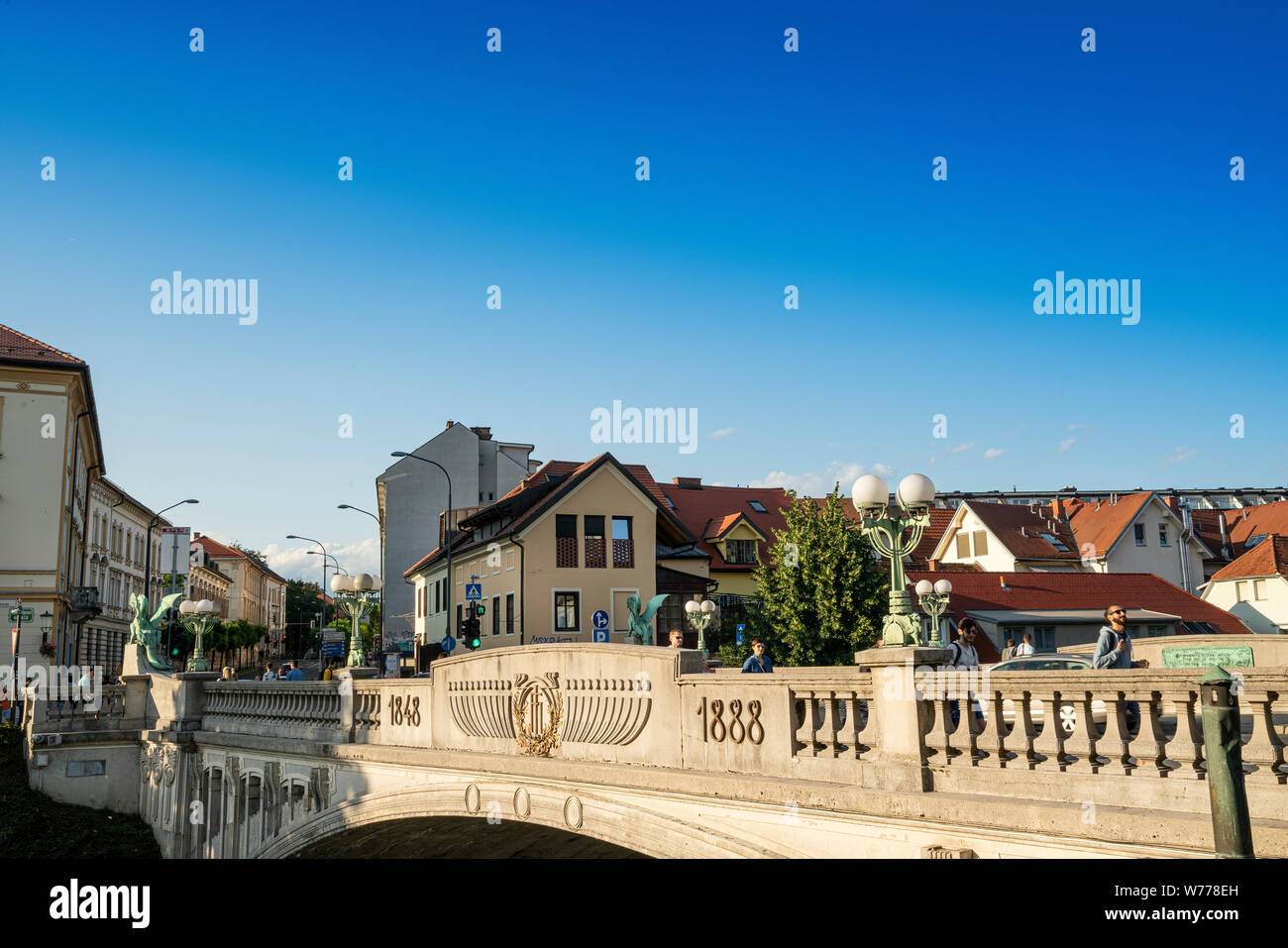 Ljubljana, Slowenien. 3. August 2019. Die Brücke der Drachen auf dem ljubljianica Fluss im Zentrum der Stadt bei Sonnenuntergang Stockfoto