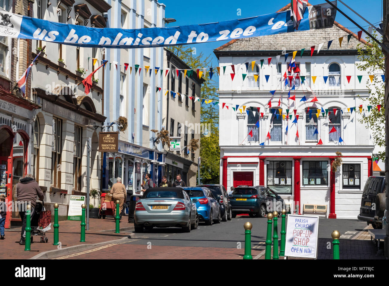 Eine ruhige Great Torrington Stadtplatz im Sommer mit Bunting, Banner und Gebäude; Great Torrington, Devon Stockfoto