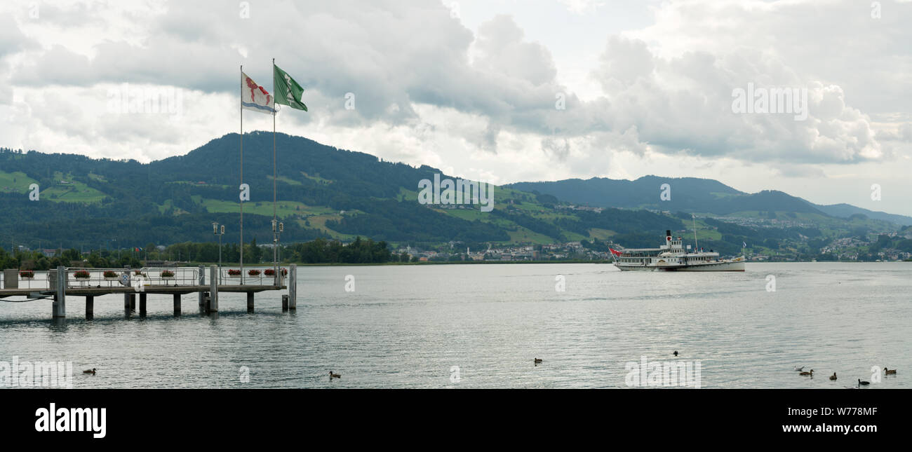 Rapperswil SG/Schweiz - 3. August 2019: Passagier steamboat verlassen den Hafen von Rapperswil am Zürichsee Stockfoto