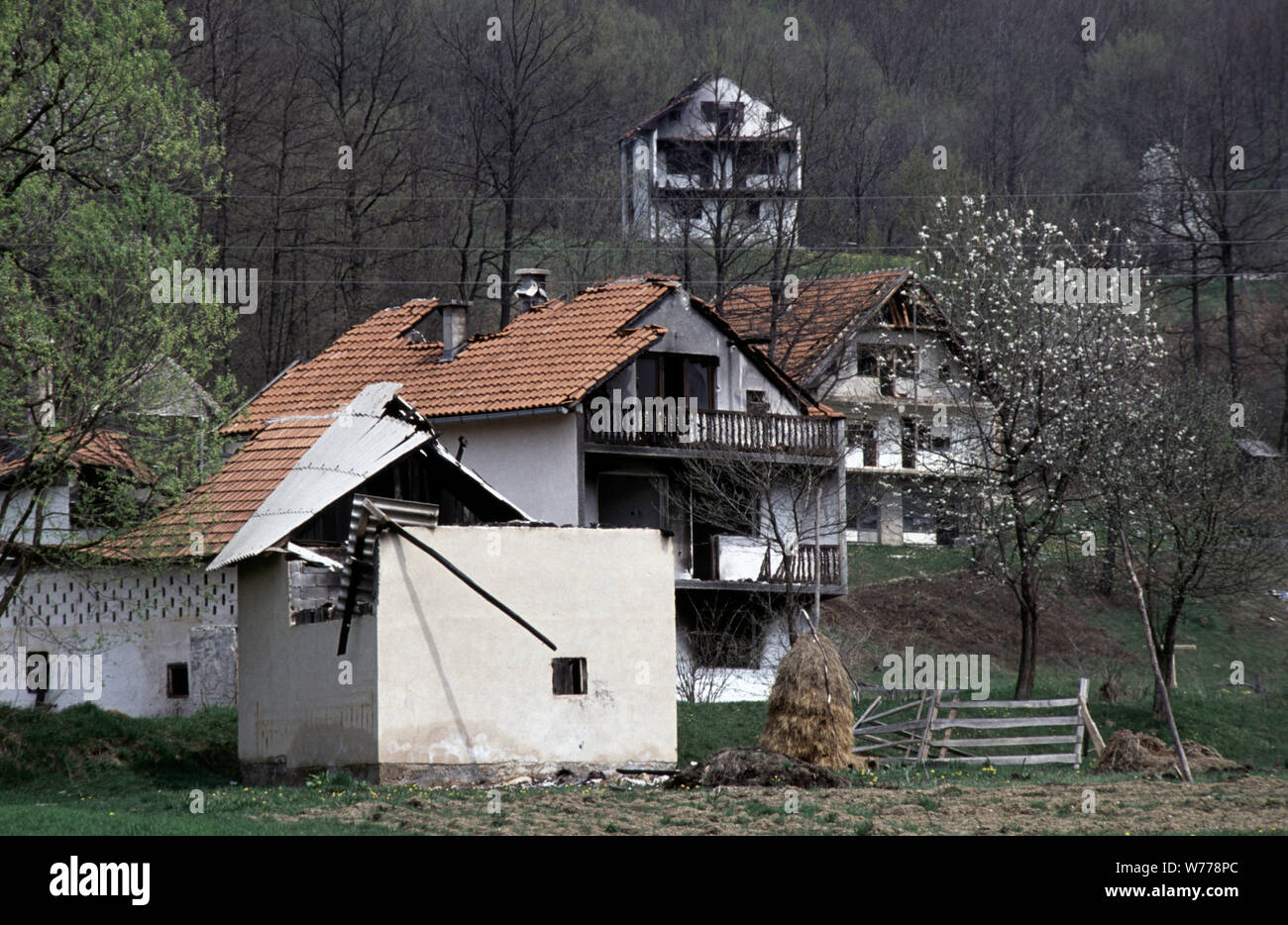 26. April 1993 die ethnischen Säuberungen während des Krieges in Bosnien: verbrannten Häuser entlang der Straße zwischen Großeibstadt und Medovici, angegriffen von HVO (bosnisch-kroatischen) Kräfte zehn Tage vor. Stockfoto