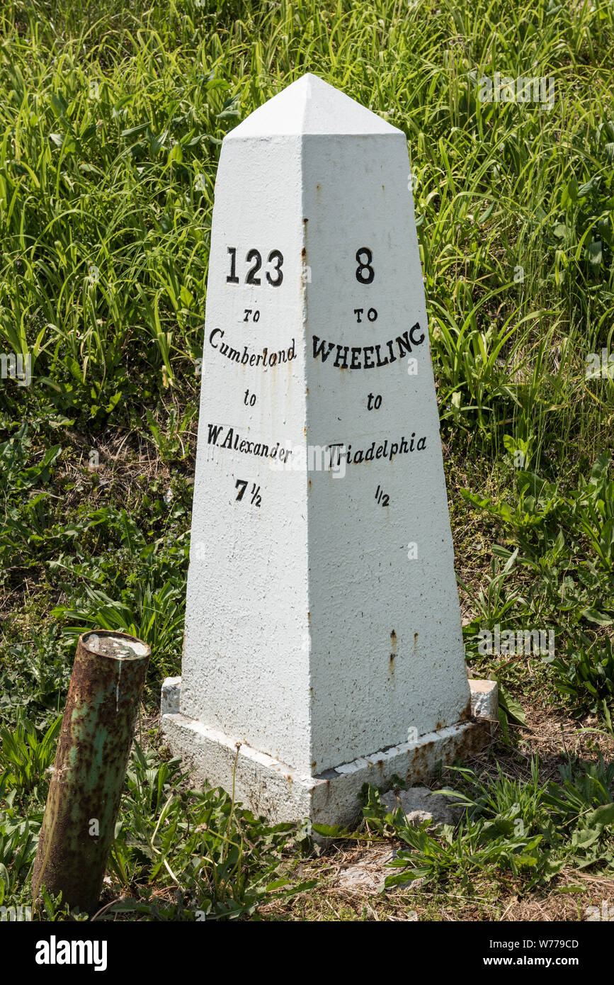 Eine historische Meile Markierung auf der Nationalstraße, die erste US-Federal Highway (jetzt 40) über den Vereinigten Staaten, in Triadelphia, West Virginia, physische Beschreibung: 1 Foto: digital, tiff-Datei, Farbe. Hinweise: Kaufen; Carol M. Highsmith Fotografie, Inc.; 2015; (DLC/PP 2015: 055).; Congress unterstellt, dass ein Stein Marker auf der Nordseite der jede Meile placaed werden Reisende zu erkennen, wie viele Meilen Sie waren von Cumberland, Maryland, dem Ausgangspunkt der Autobahn, als auch den Abstand zu mehr Punkten. 2015, sechs solche Markierungen bleiben in der schmalen nördlichen Pfannenstiel von West Virginia Stockfoto