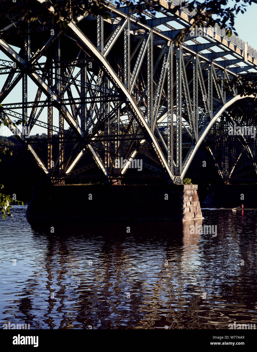 Ein einsamer Ruderer Praktiken Sculling unter dem 1897 Erdbeere Mansion Brücke über den Schuylkill River in Fairmount Park, Philadelphia, Pennsylvania, physische Beschreibung: 1 Transparenz: Farbe; 4 x 5 in. oder kleiner. Hinweise: Digital Image produziert von Carol M. Highsmith ihrem ursprünglichen Film Transparenz zu vertreten; einige Details können zwischen dem Film und den digitalen Bildern abweichen.; ist Teil der Wählt Serie im Carol M. Highsmith Archiv.; Geschenk und kaufen; Carol M. Highsmith; 2011; (DLC/PP 2011: 124).; Titel, Datum, Betreff, und Schlüsselwörter vom Fotografen zur Verfügung gestellt.; Schuylkill ist Stockfoto