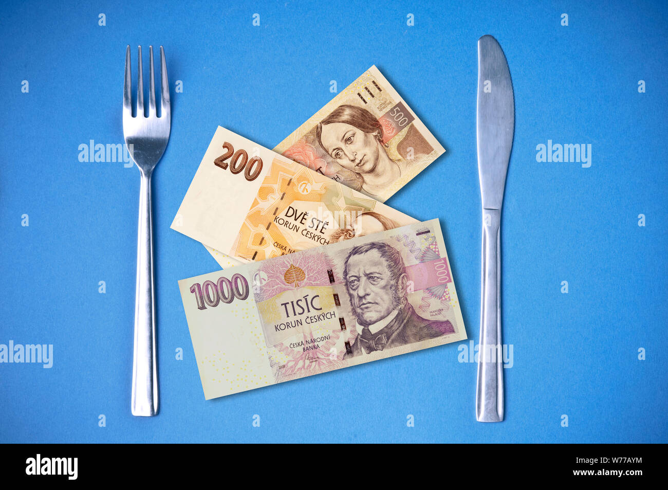 Konzeptionelle Bild von Messer und Gabel mit der Tschechischen Krone Banknoten statt Nahrung Stockfoto