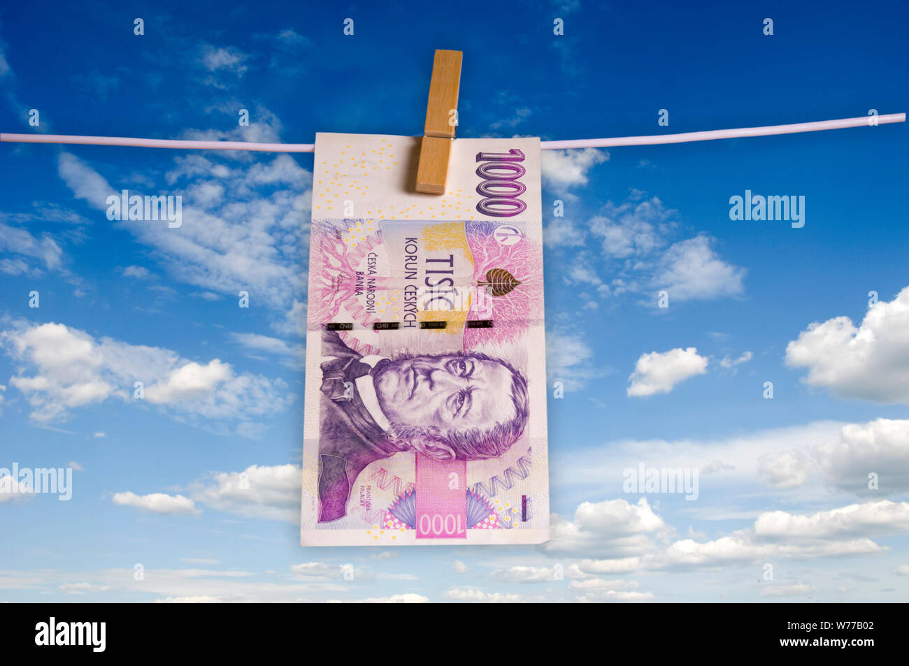1000 Tschechische Krone Banknote hängend an einem Seil - recycling Geld-, Banken- und Wirtschaft Konzept Stockfoto