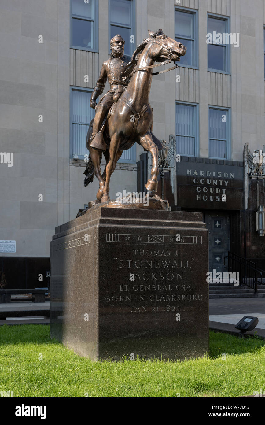 Ein Denkmal der konföderierte General Thomas Stonewall Jackson außerhalb des Harrison County Courthouse in Clarksburg, West Virginia, physische Beschreibung: 1 Foto: digital, tiff-Datei, Farbe. Hinweise: Kaufen; Carol M. Highsmith Fotografie, Inc.; 2015; (DLC/PP 2015: 055).; Stockfoto