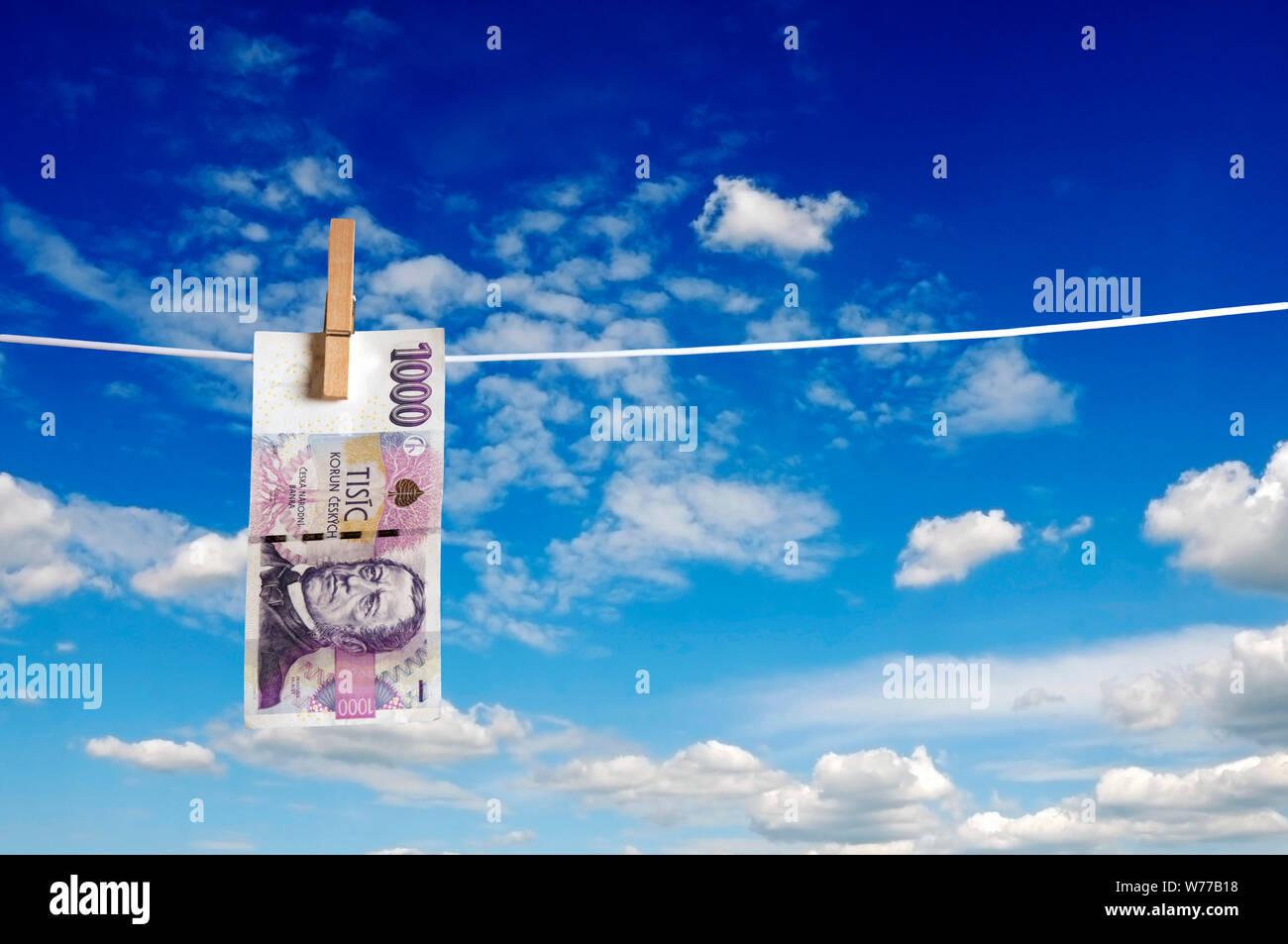 1000 Tschechische Krone Banknote hängend an einem Seil - recycling Geld-, Banken- und Wirtschaft Konzept Stockfoto