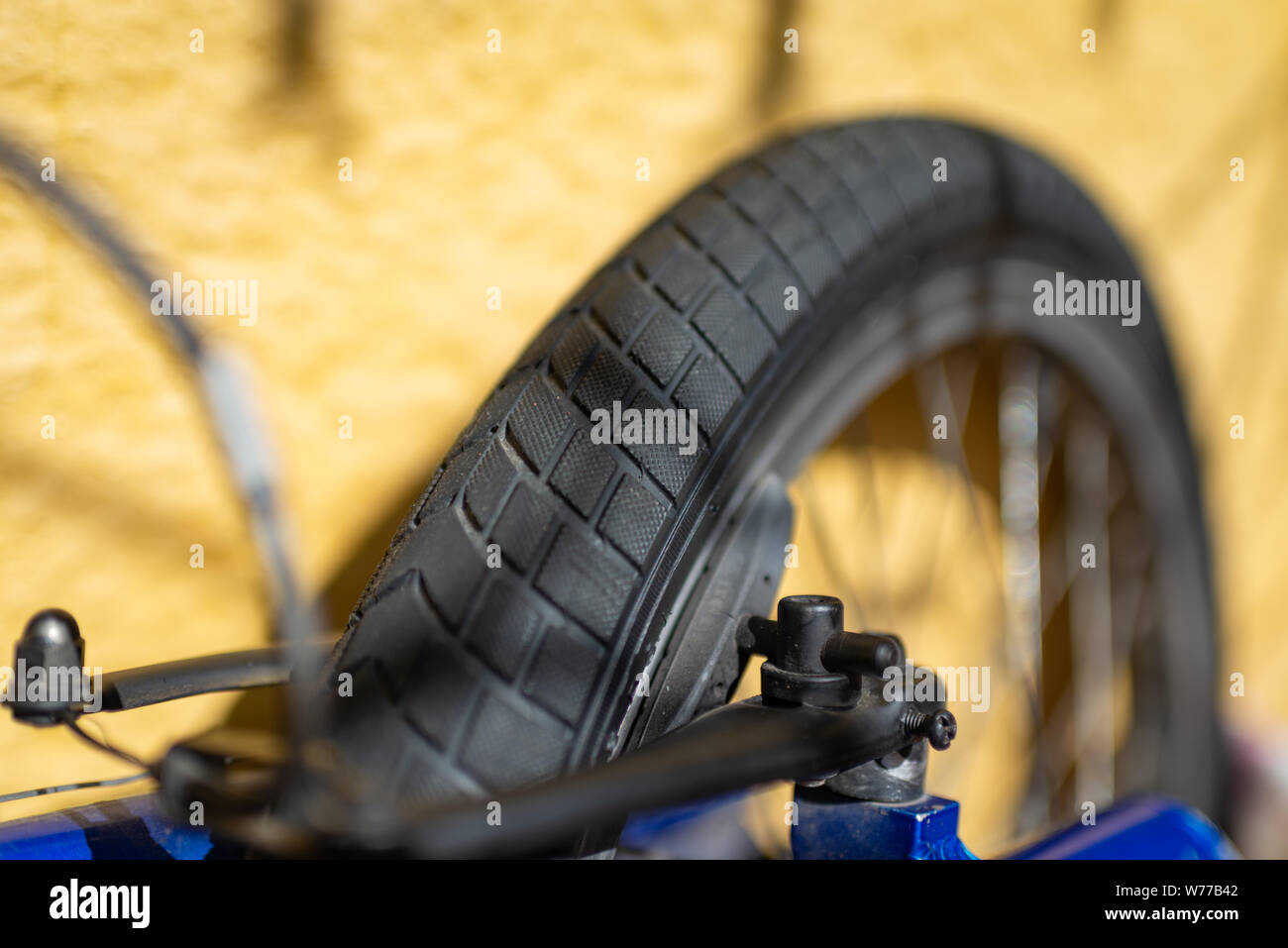 Fahrrad Reifen speichen Nahaufnahme Reiten Reiten Fahrrad Gummi bremsen Pause Bremsventil Achse Metall. Stockfoto