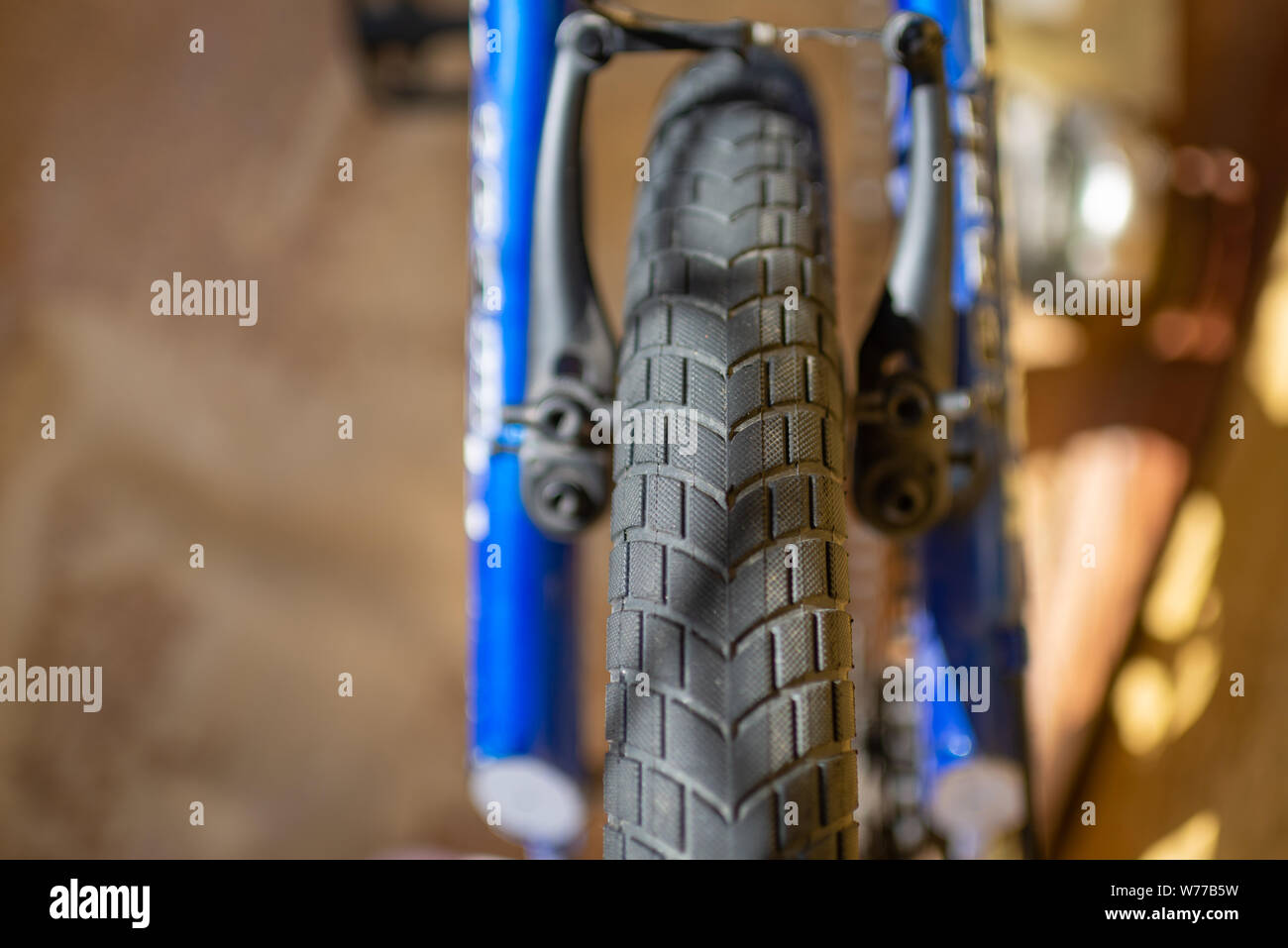 Fahrrad Reifen speichen Nahaufnahme Reiten Reiten Fahrrad Gummi bremsen Pause Bremsventil Achse Metall. Stockfoto