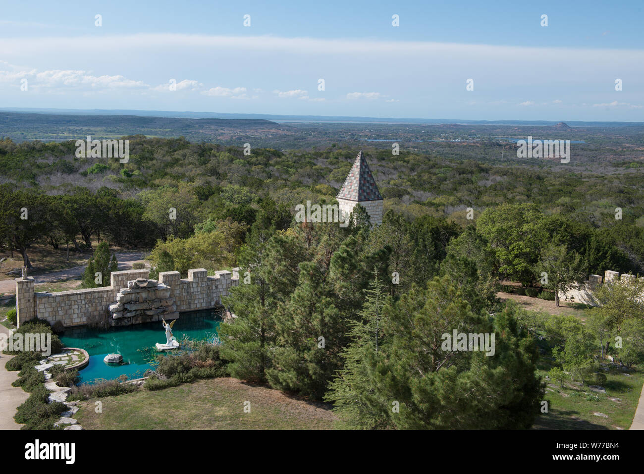 Ein Teil des Gartens und dekorative Pool auf der Burg Falkenstein, von Grund auf neu als Residenz von Kim und Terry Junge in den Hügeln unter Burnett im Texas Hill Country, physische Beschreibung Baujahr: 1 Foto: digital, tiff-Datei, Farbe. Hinweise: Das Schloss wird manchmal für Hochzeiten geöffnet. Hunderte von Tausenden von Pfund aus Kalkstein, Granit, Sand, Zement, Rock und blockieren, konnten in die Konstruktion aller Gebäude an der Burg Falkenstein verwendet. Die Wände sind solide aus Stein. Die kronleuchter sind Gusseisen; die riesigen Säulen sind von alten Wäldern; einige sind 30 Fuß hoch.; Titel, Datum und Schlüssel Stockfoto