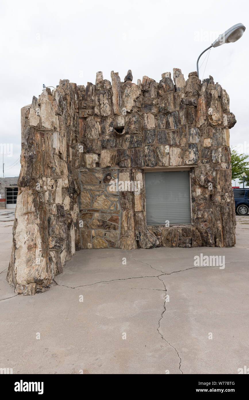 Ein Teil von dem, was manche nennen das älteste Gebäude der Welt in Lamar, der Sitz der County Prowers County, Colorado physikalische Beschreibung: 1 Foto: digital, tiff-Datei, Farbe. Anmerkungen: Was ist der alte Tankstelle links erhält seinen Namen, weil es von versteinertem Holz, Holz zu Stein verwandelt, zurückgehend 175 Millionen Jahre oder so. In der Hoffnung, sidetrack Touristen reisen auf uns 287 auf ihrem Weg durch die Lamar, Colorado in den Rocky Mountains, Bauholz Händler W. G. Braun gebaut, um die ein-von-ein-freundliche Struktur im Jahr 1932. Die Station wurde ein Reifen in 1962 und wie dieses Bild (in 2015) Stockfoto