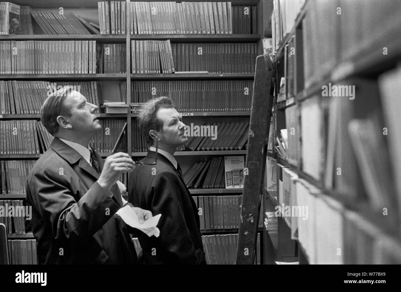 1970er Buchhandlung Mann Männer eine Entscheidung machen Browsing, Einkaufen Kauf Entscheidung, welches Buch zu kaufen. 70ER JAHRE UK HOMER SYKES Stockfoto
