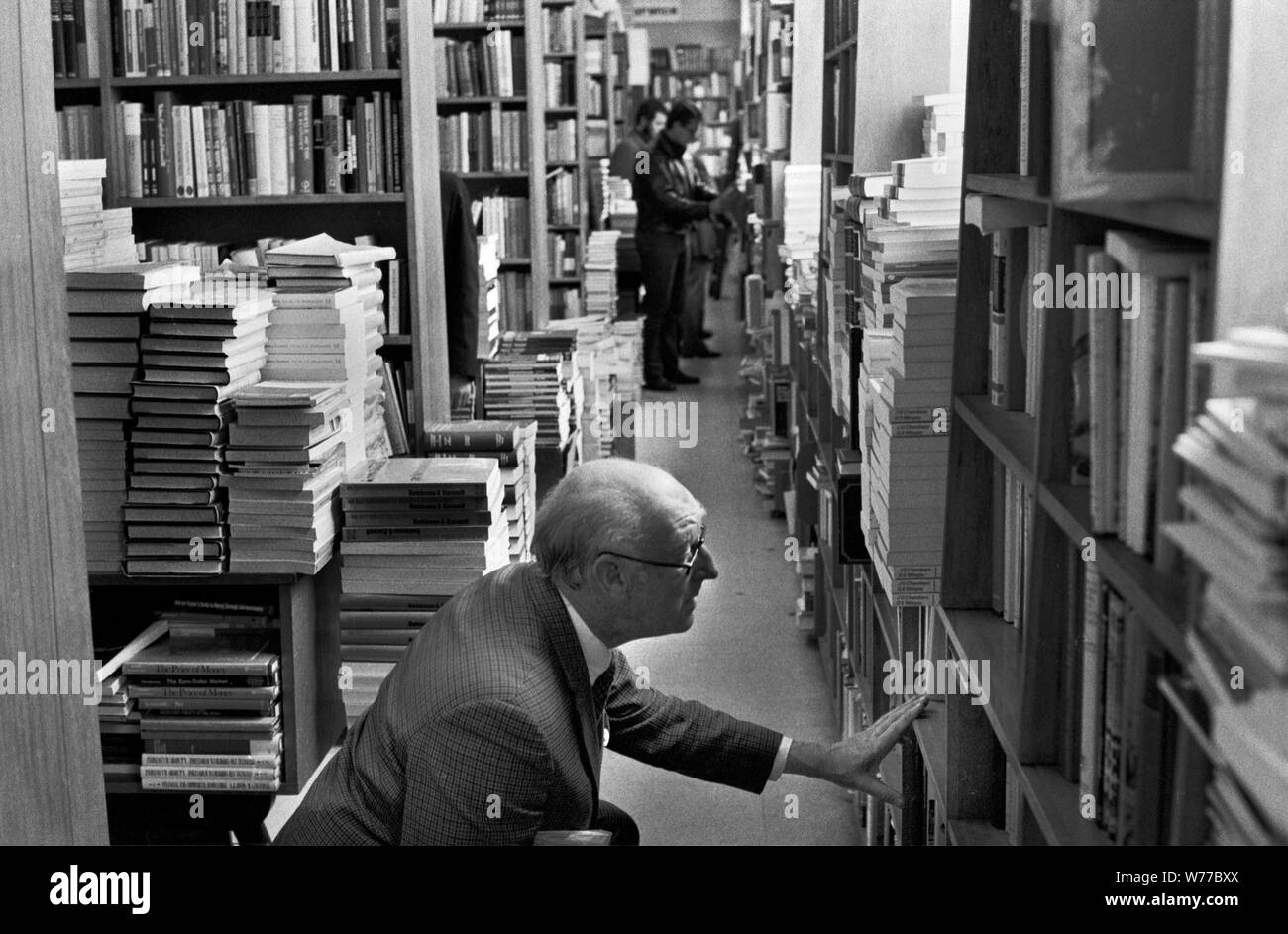 Buchhandlungen der 1970er Jahre Menschen suchen Bücher auswählen überfüllt geschäftiges London Buchladen 70er Jahre Großbritannien HOMER SYKES Stockfoto