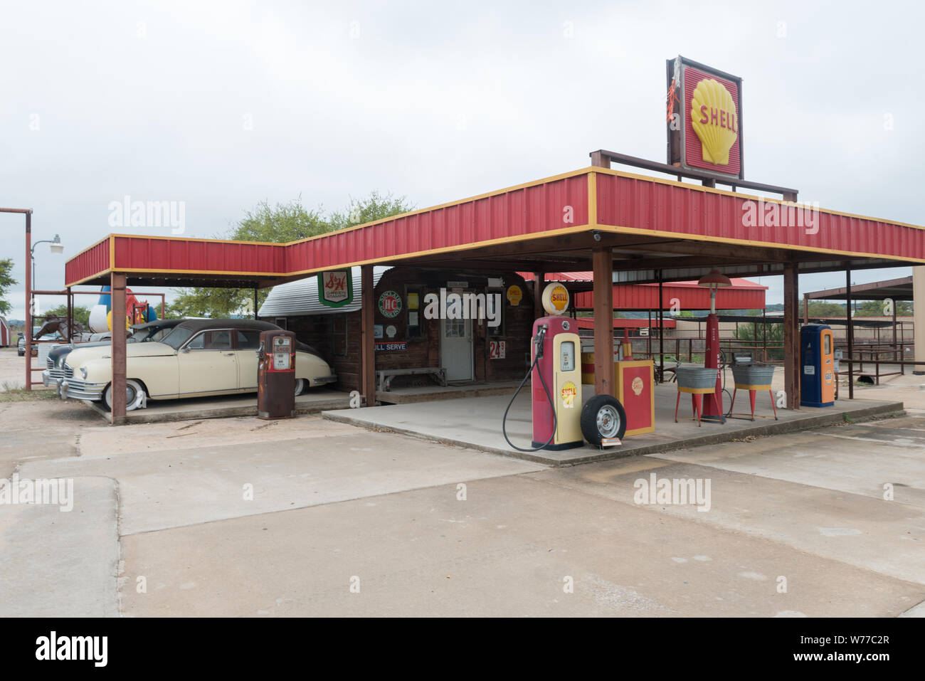 Eine neu erstellte Shell Tankstelle an der Töpferei Ranch Töpferei in Marble Falls, Texas physikalische Beschreibung: 1 Foto: digital, tiff-Datei, Farbe. Hinweise: Titel, Datum, und die Schlüsselwörter, die auf Informationen der Fotograf.; Geschenk; Die lyda Hill Foundation; 2014; (DLC/PP 2014: 054).; Teil: Lyda Hill Texas Sammlung von Fotografien in Carol M. Highsmith ist Amerika Projekt in der Carol M. Highsmith Archiv.; Stockfoto