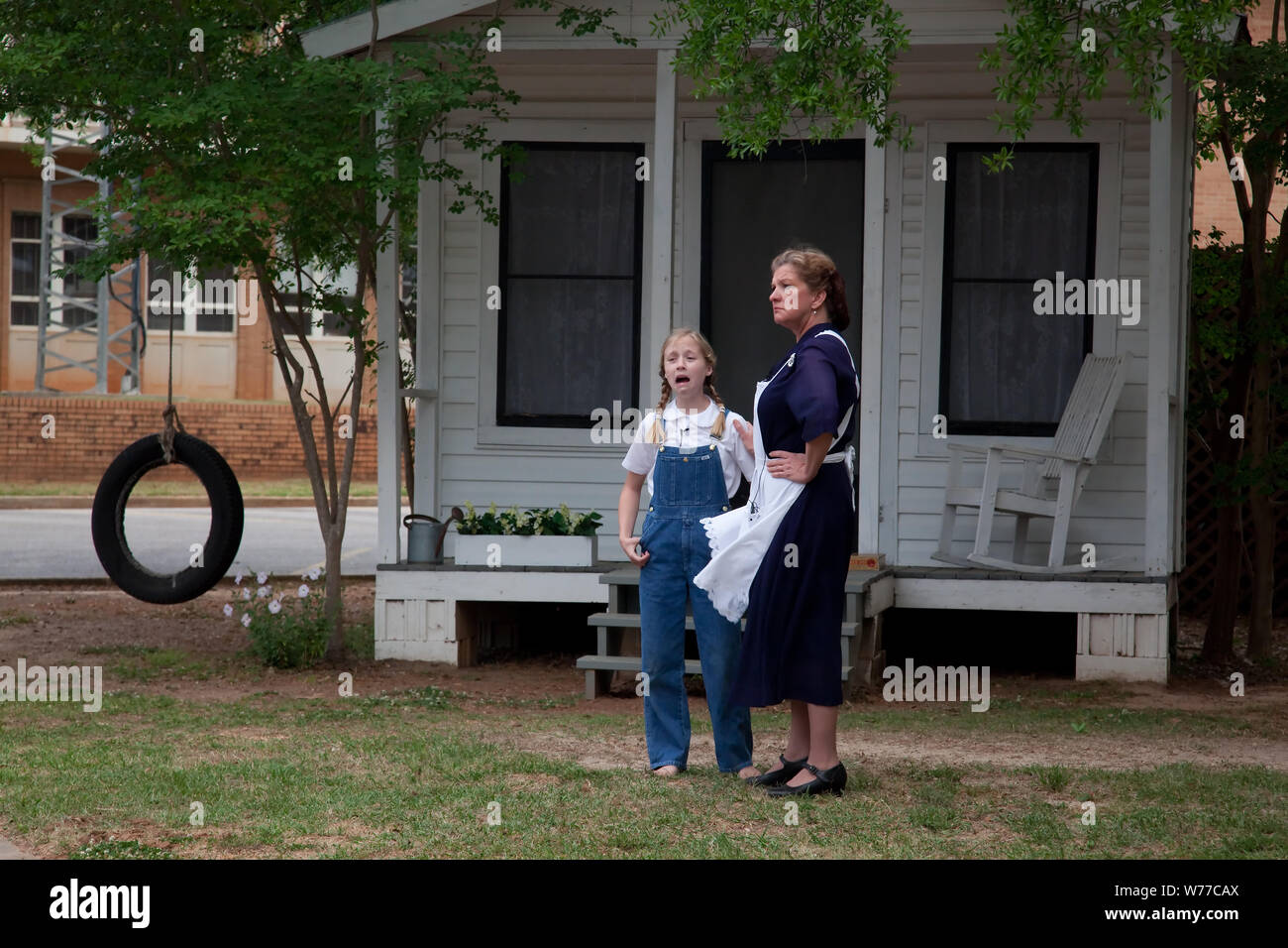 Eine Szene aus dem Spiel eine Spottdrossel, in Henderson durchgeführt zu töten, Alabama, physische Beschreibung: 1 Foto: digital, TIFF-Datei, Farbe. Hinweise: Diese spezielle Darstellung erinnert an den 50. Jahrestag der meistverkaufte, mit dem Pulitzer-Preis ausgezeichneten Roman von Harper Lee, geboren in Monroeville, Alabama. Viele Literaturwissenschaftler und Anwohner glauben etwas von Frau Lee's Kindheit bekannten als Modelle für die Persönlichkeiten in der ehrwürdigen Buch über den Kampf gegen rassistische Ungerechtigkeit im Süden während der 1930er Jahre serviert.; Geschenk; George F. Landegger; 2010; (DLC/PP 2010: 090). ; Formular Stockfoto