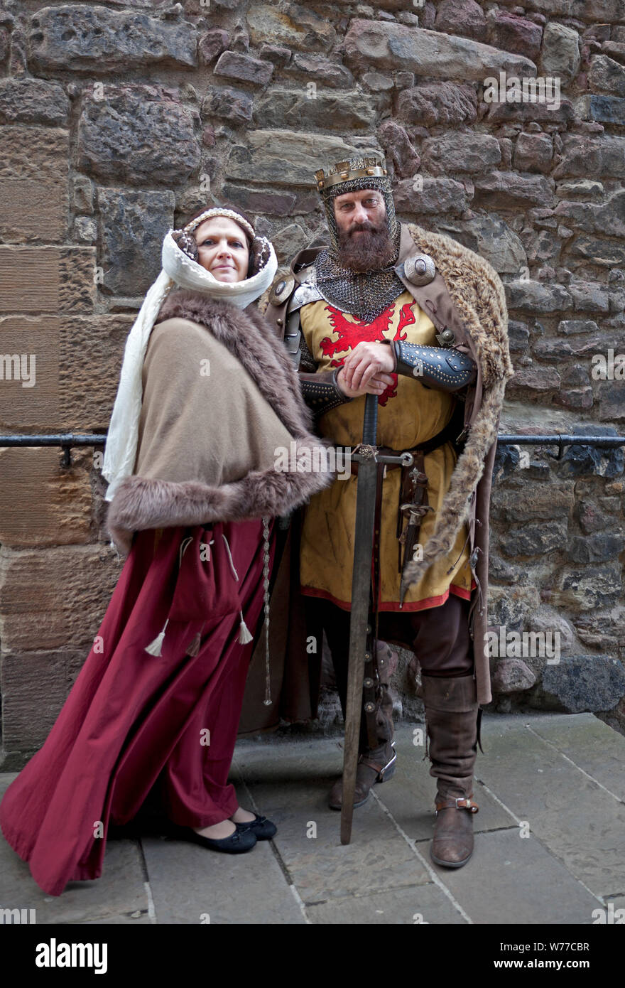 Castlehill, Edinburgh, Schottland, Großbritannien. 5. August 2019. König Robert the Bruce und Queen Elizabeth regal Geschichtenerzähler Förderung die Geschichte von Schottland für Besucher und Bewohner der Stadt gesichtet am Eingang des Edinburgh Castle. Stockfoto