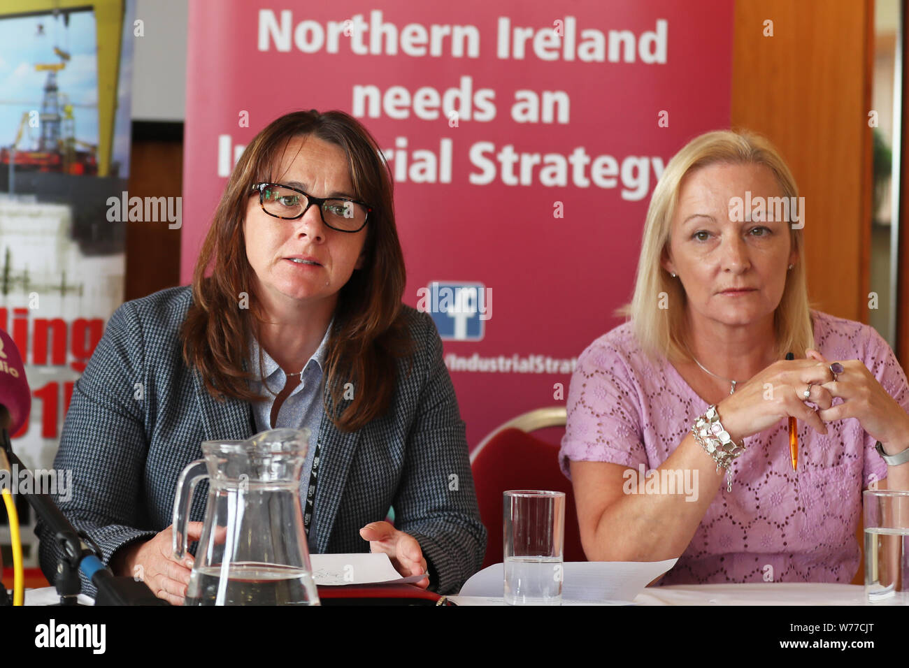 Susan Fitzgerald, regionale Veranstalter für Unite (links), und Denise Walker aus der GMB-Gewerkschaft, sprechen auf einer Pressekonferenz in Belfast, der Pläne zu versuchen und dem Belfaster Werft speichern, als Arbeiter eine Rund-um-die-Uhr Demonstration vor den Toren der historischen Werft für eine Woche, in der Hoffnung auf einen Last-Minute-Deal aus, die in die Verwaltung zu speichern beibehalten haben. Stockfoto