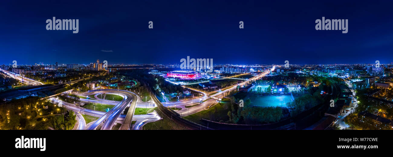 Nacht Luftbild Panorama einer Autobahnkreuz Verkehr Loipen in der Nacht Moskau Stockfoto