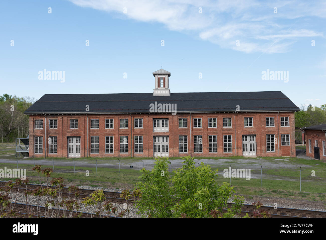 Ein shop Gebäude am historischen Martinsburg Roundhouse Zentrum in Martinsville, West Virginia, physische Beschreibung: 1 Foto: digital, tiff-Datei, Farbe. Hinweise: Kaufen; Carol M. Highsmith Fotografie, Inc.; 2015; (DLC/PP 2015: 055).; Das Zentrum verfügt über 13 Hektar mit drei B&O Railroad shop Gebäude. Die Hauptattraktion ist die komplett geschlossene 1866 Gussrahmen Roundhouse. Es ist auf 1.000 Fuß der Tuscarora Creek gelegen. Die B&O Railroad Geschäfte betrieben, bis 1988. Diese Seite wurde aktiv in den frühen Bürgerkriegs und war der Ort des ersten nationalen Arbeitsmarkt Streik von 1877.; Formen Stockfoto