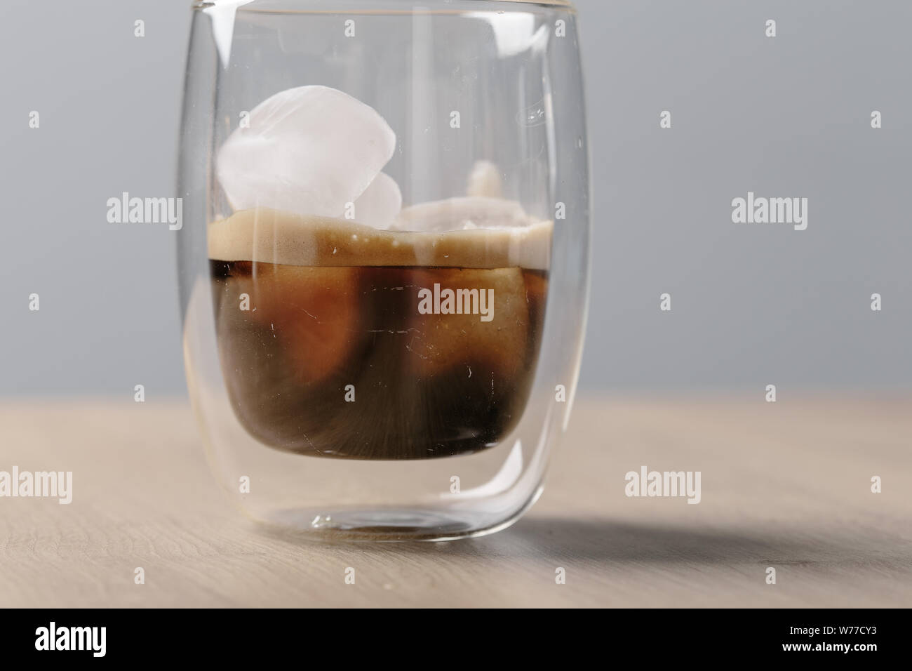 Espresso Kaffee mit Eiswürfel close up noch Stockfoto