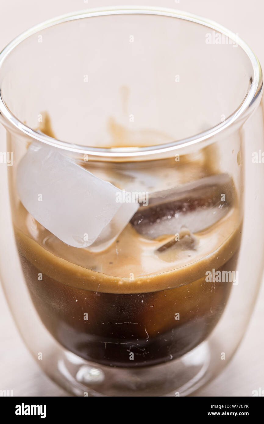 Espresso Kaffee mit Eiswürfel close up noch Stockfoto