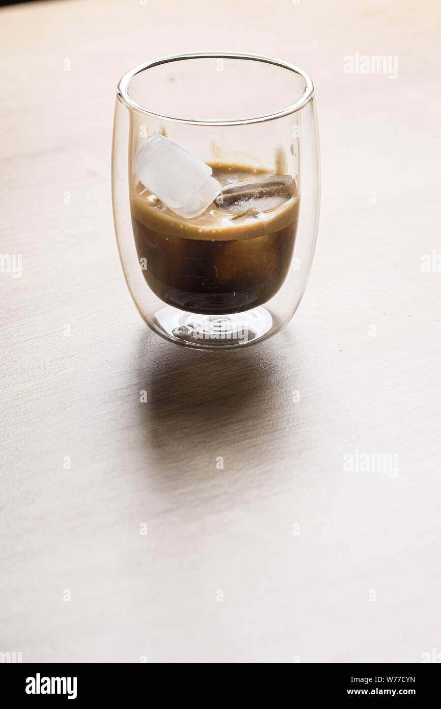 Espresso Kaffee mit Eiswürfel close up noch Stockfoto