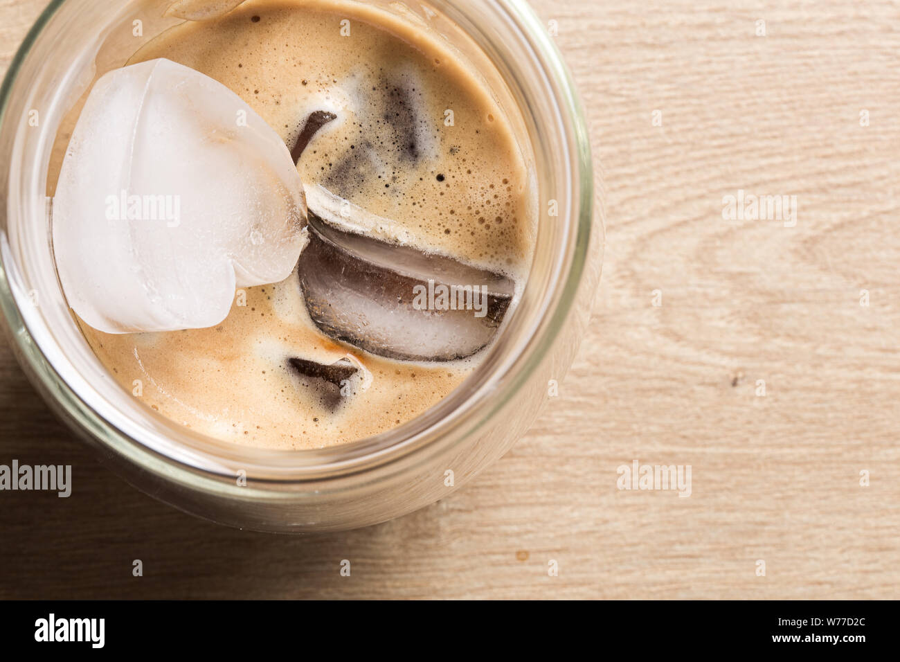 Eis Kaffee mit Herzform Eiswürfel close up Stockfoto