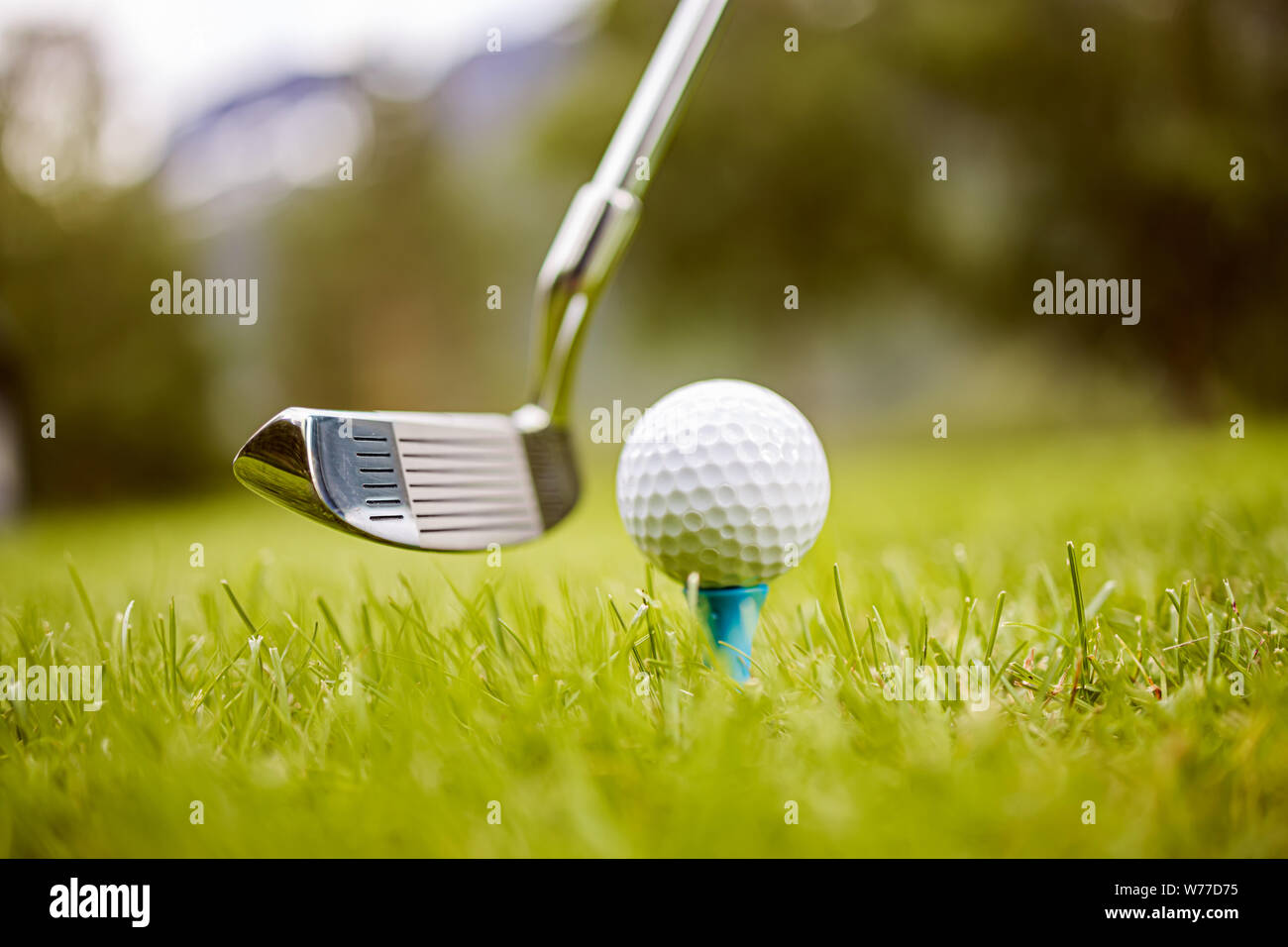 Golf Club und Kugel am T-Stück vor der Treiber Stockfoto