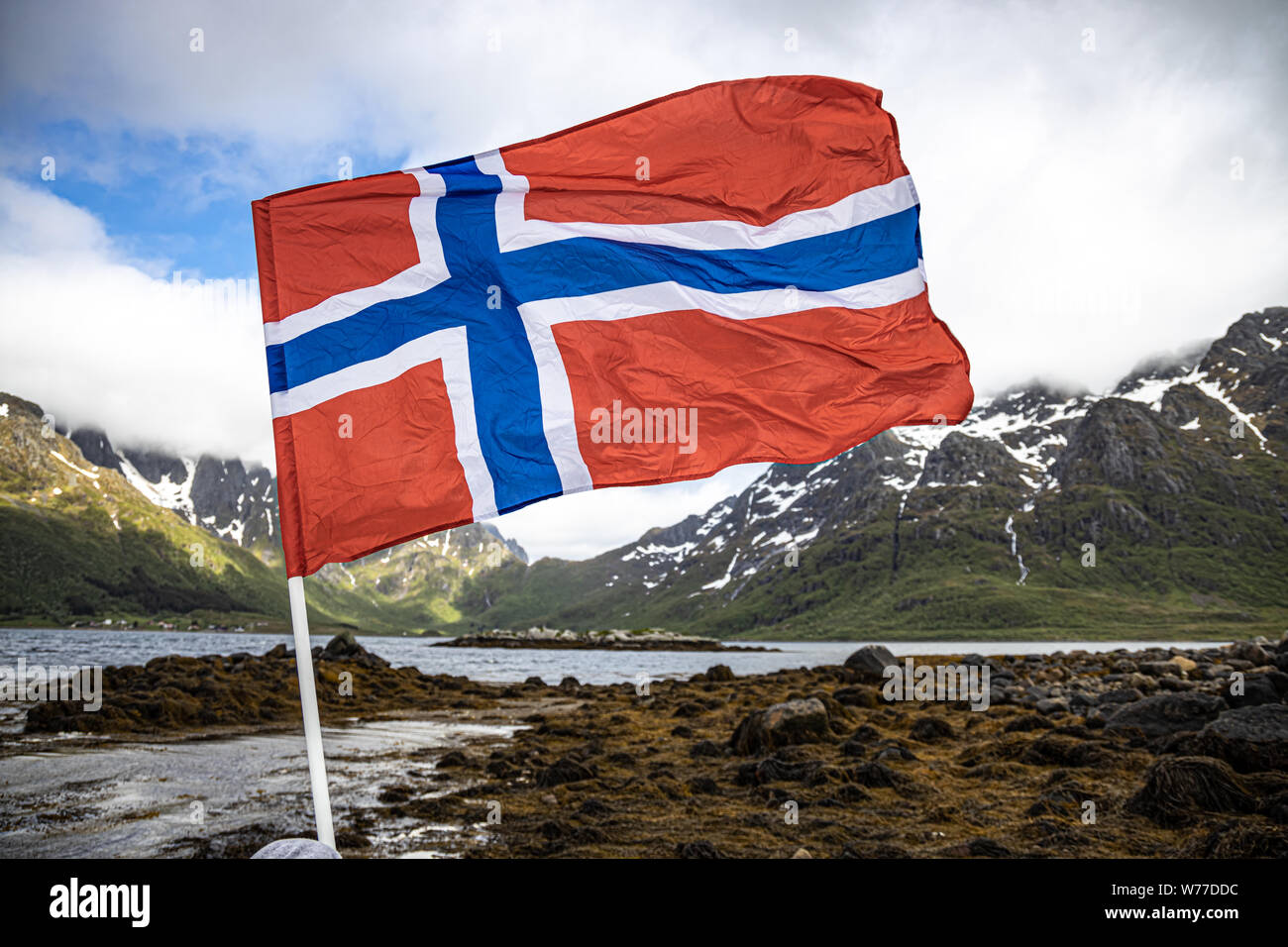Norwegen Flagge. Schöne Natur Norwegen natürliche Landschaft. Stockfoto