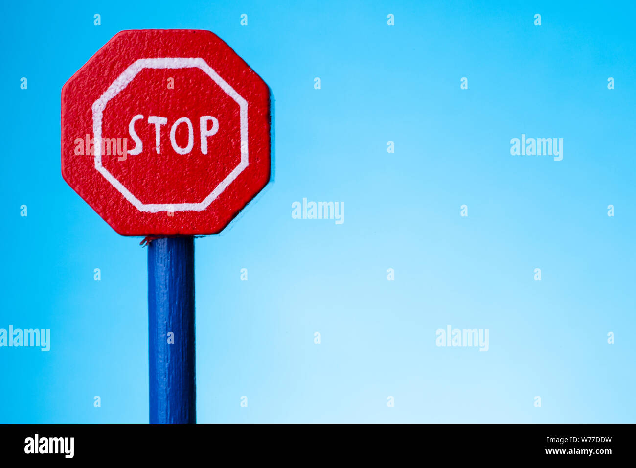 Road Stop-Signal auf blauem Hintergrund isoliert Stockfoto