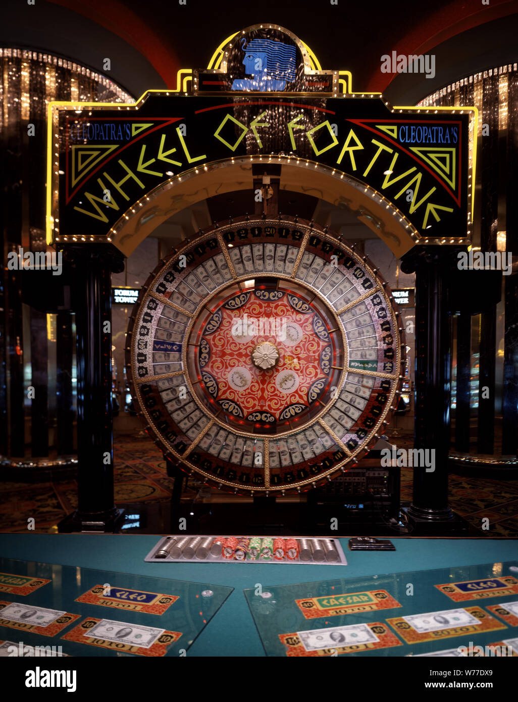 Eine Variation auf Roulette, in denen man eine Nummer wählt, und das Haus dreht sich das Rad. Las Vega, Nevada, physische Beschreibung: 1 Transparenz: Farbe; 4 x 5 in. oder kleinere Anmerkungen: Titel, Datum, und Schlüsselwörter vom Fotografen zur Verfügung gestellt.; digitale Bild von Carol M. Highsmith ihrem ursprünglichen Film Transparenz zu vertreten; einige Details können zwischen dem Film und den digitalen Bildern abweichen.; ist Teil der Wählt Serie im Carol M. Highsmith Archiv.; Geschenk und kaufen; Carol M. Highsmith; 2011; (DLC/PP 2011: 124).; Stockfoto