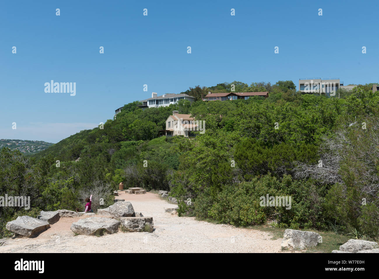 Ein Blick auf den Lake Austin vom Mount Bonnell, über Austin, Texas physikalische Beschreibung: 1 Foto: digital, tiff-Datei, Farbe. Hinweise: Lake Austin, einem schmalen und kurvenreichen Stausee in 1939 durch die Stauung des Colorado River geschaffen, nicht mit dem Colorado River verwirrt zu werden, dass durch die Mitgliedstaaten läuft mehrere Staaten, die weiter nach Westen. Mount Bonnell wurde eine beliebte Wandern, Picknicken und Sightseeing Ziel seit den 1850er Jahren.; Titel, Datum, Schlüsselwörter auf Informationen, die von den Fotografen zur Verfügung gestellt wurden.; Geschenk; Die lyda Hill Foundation; 2014; (DLC/PP 2014: 054).; Teil: Lyda Hill Texas C Stockfoto