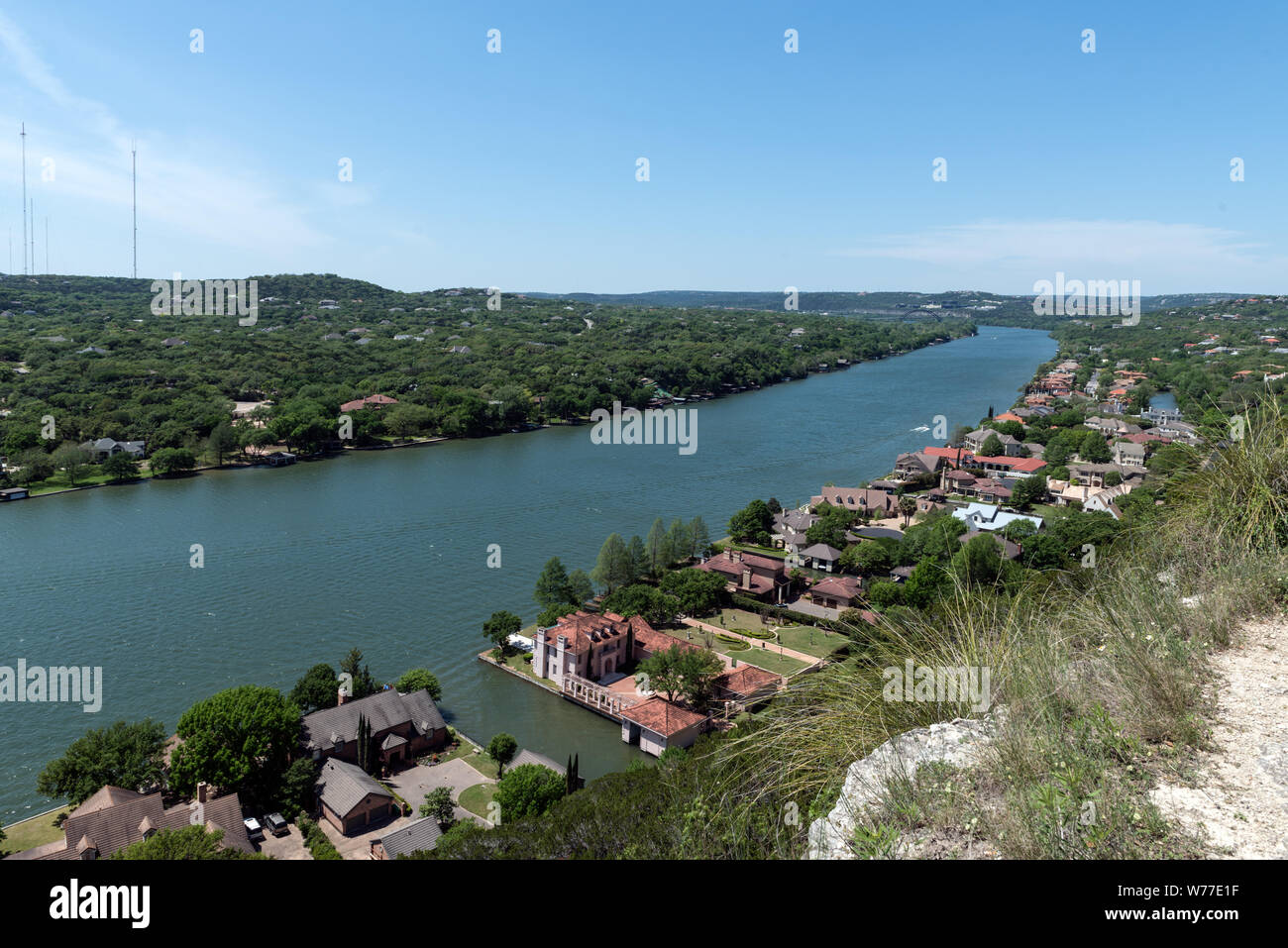 Ein Blick auf den Lake Austin vom Mount Bonnell, über Austin, Texas physikalische Beschreibung: 1 Foto: digital, tiff-Datei, Farbe. Hinweise: Lake Austin, einem schmalen und kurvenreichen Stausee in 1939 durch die Stauung des Colorado River geschaffen, nicht mit dem Colorado River verwirrt zu werden, dass durch die Mitgliedstaaten läuft mehrere Staaten, die weiter nach Westen. Mount Bonnell wurde eine beliebte Wandern, Picknicken und Sightseeing Ziel seit den 1850er Jahren.; Titel, Datum, Schlüsselwörter auf Informationen, die von den Fotografen zur Verfügung gestellt wurden.; Geschenk; Die lyda Hill Foundation; 2014; (DLC/PP 2014: 054).; Teil: Lyda Hill Texas C Stockfoto