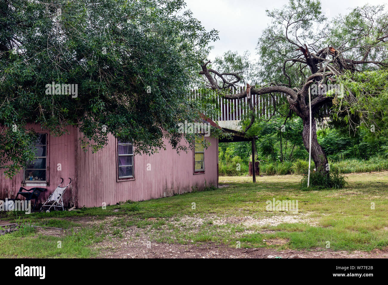 Haus mit grenzzaun im Garten, in der Nähe von Brownsville, Texas Stockfoto
