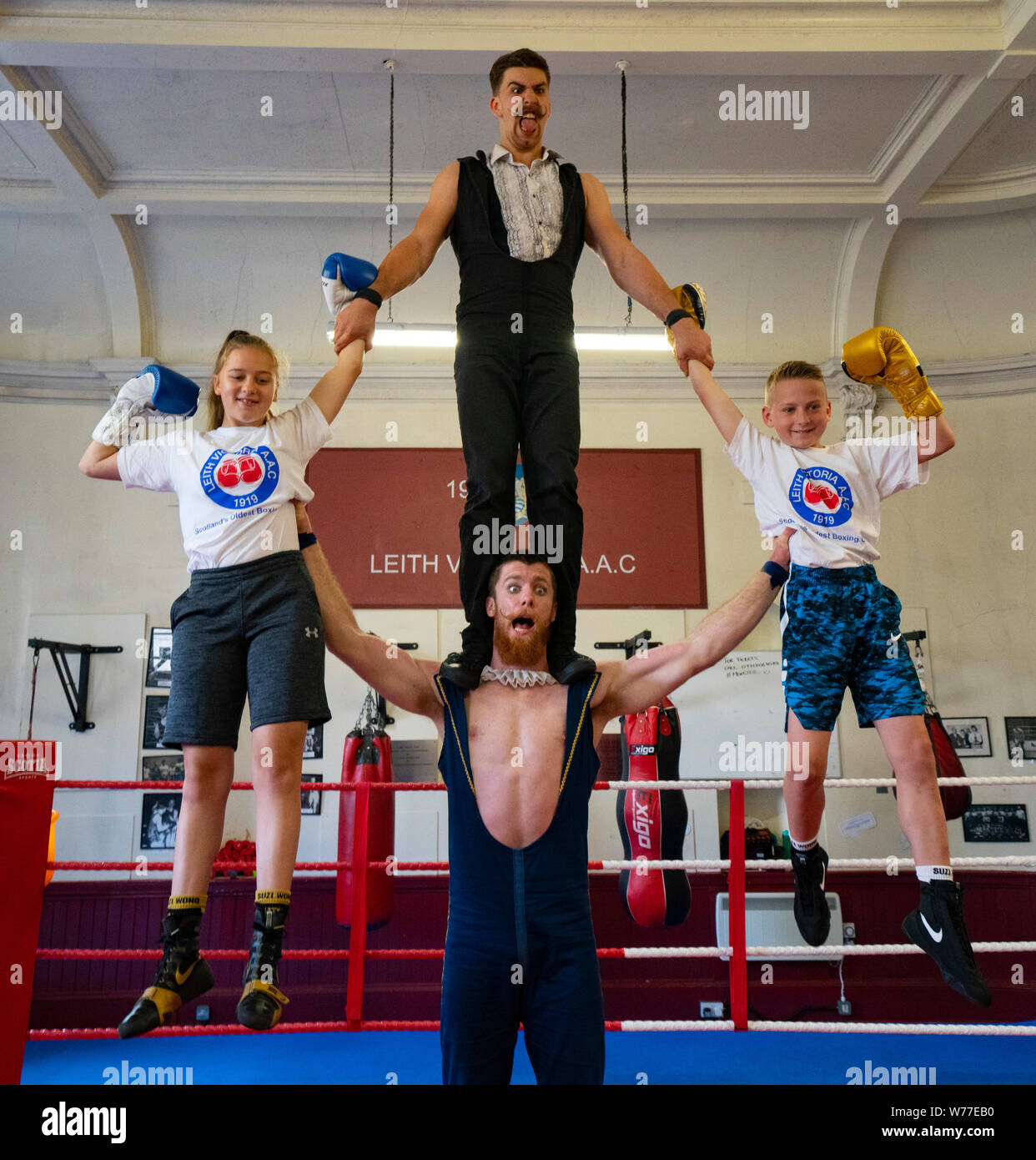 Edinburgh, Schottland, Großbritannien. 5. August 2019. Akrobaten aus dem Australischen Truppe Unternehmen 2 halten Sie eine Master Class mit jungen Boxer in Leith Victoria AAC, Schottlands älteste Boxing Club und die feiert das Jubiläum in diesem Jahr. Des Unternehmens zeigen 'Fight Night' läuft auf der Schattenseite Zirkuszelt. Iain Masterton/Alamy leben Nachrichten Stockfoto