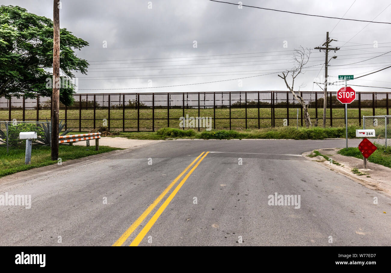 Stop-Schild. Grenz zaun/Mauer mit Mexiko, Brownsville, Texas, USA Stockfoto