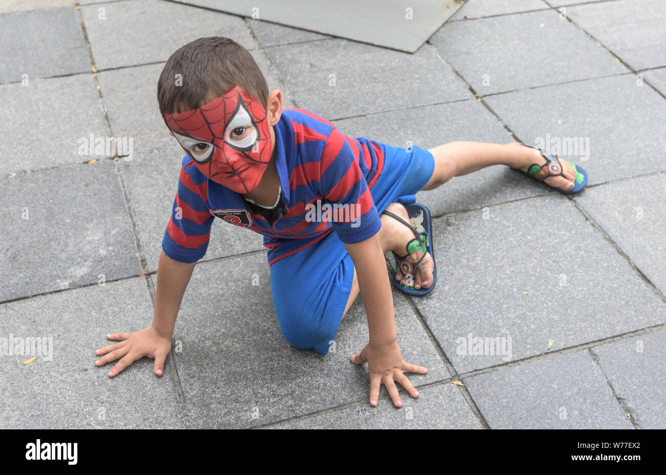 Eine junge Spiderman, alias Ryan Emerson Alvizo, Tollt in der Meile-lange 16th Street Fußgängerzone in der Innenstadt von Denver, Colorado, physische Beschreibung: 1 Foto: digital, tiff-Datei, Farbe. Hinweise: Kaufen; Carol M. Highsmith Fotografie, Inc.; 2015; (DLC/PP 2015: 068).; Teil: Gates Grenzen Fonds Colorado Sammlung innerhalb der Carol M. Highsmith Archiv.; Stockfoto