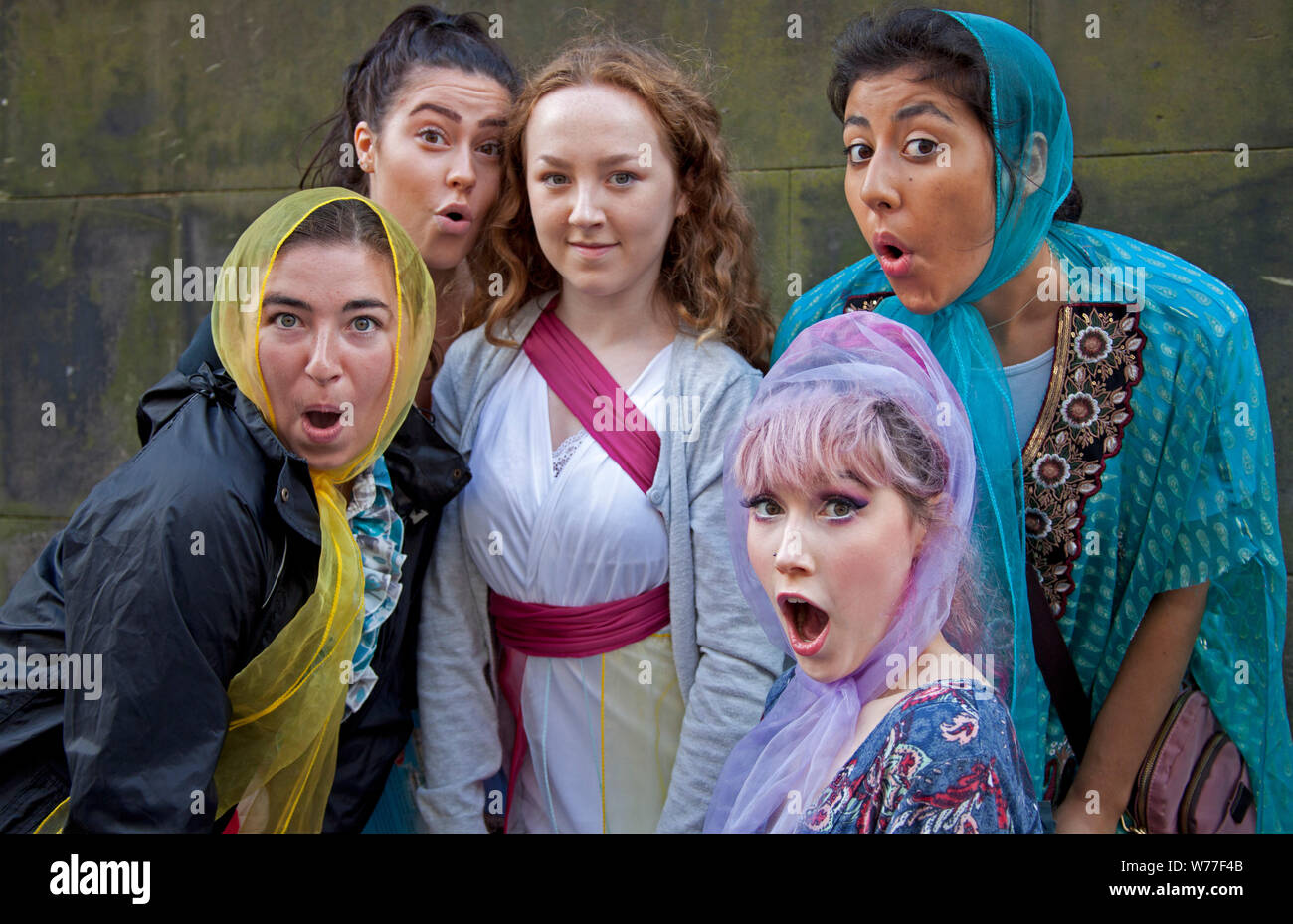 Edinburgh Festival Fringe, Royal Mile, Schottland, UK. 5. August 2019. Darsteller von Medea des Euripides fördern ihre Show, eine Gruppe von geselligen Grans auf einem Kurzurlaub in Griechenland einen modernen Touch zu griechischen Euripides' Tragödie Medea bringen. Stockfoto