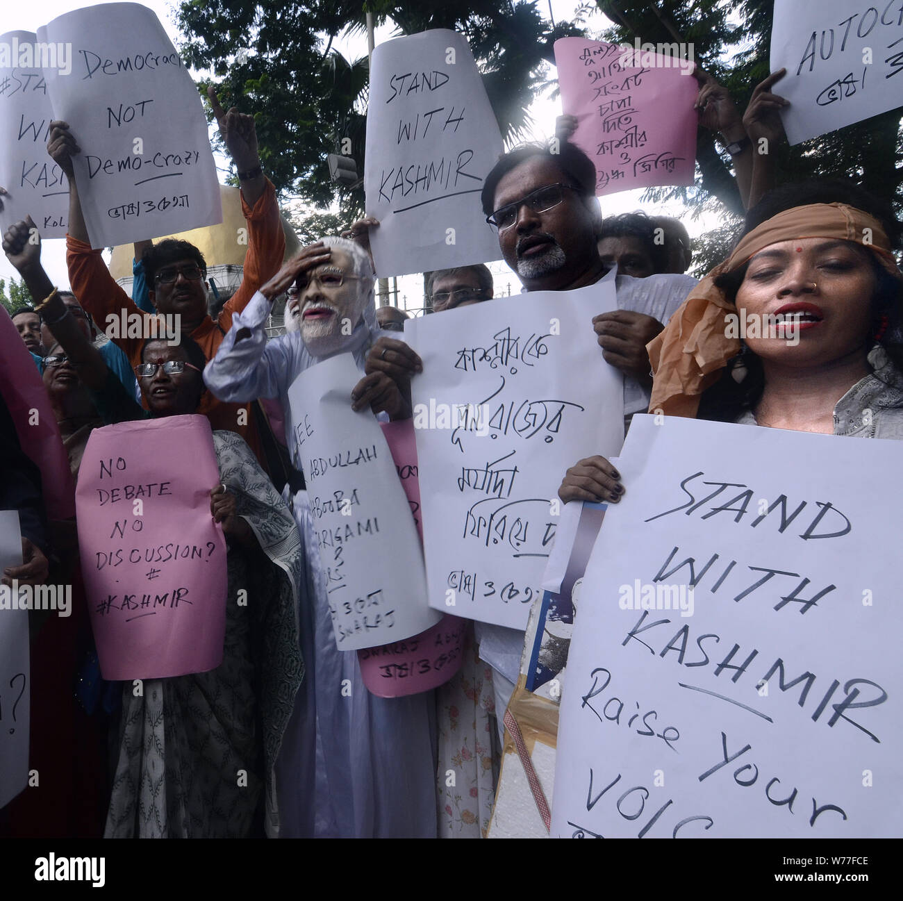 Kolkata, Indien. 05 Aug, 2019. Kolkata Intellektuellen dichter und Menschenrechtsaktivisten Protest gegen die Kaschmir-frage. Zentralregierung von Indien schrotte Sonderstatus für Jammu und Kaschmir. Credit: Sandip Saha/Pacific Press/Alamy leben Nachrichten Stockfoto