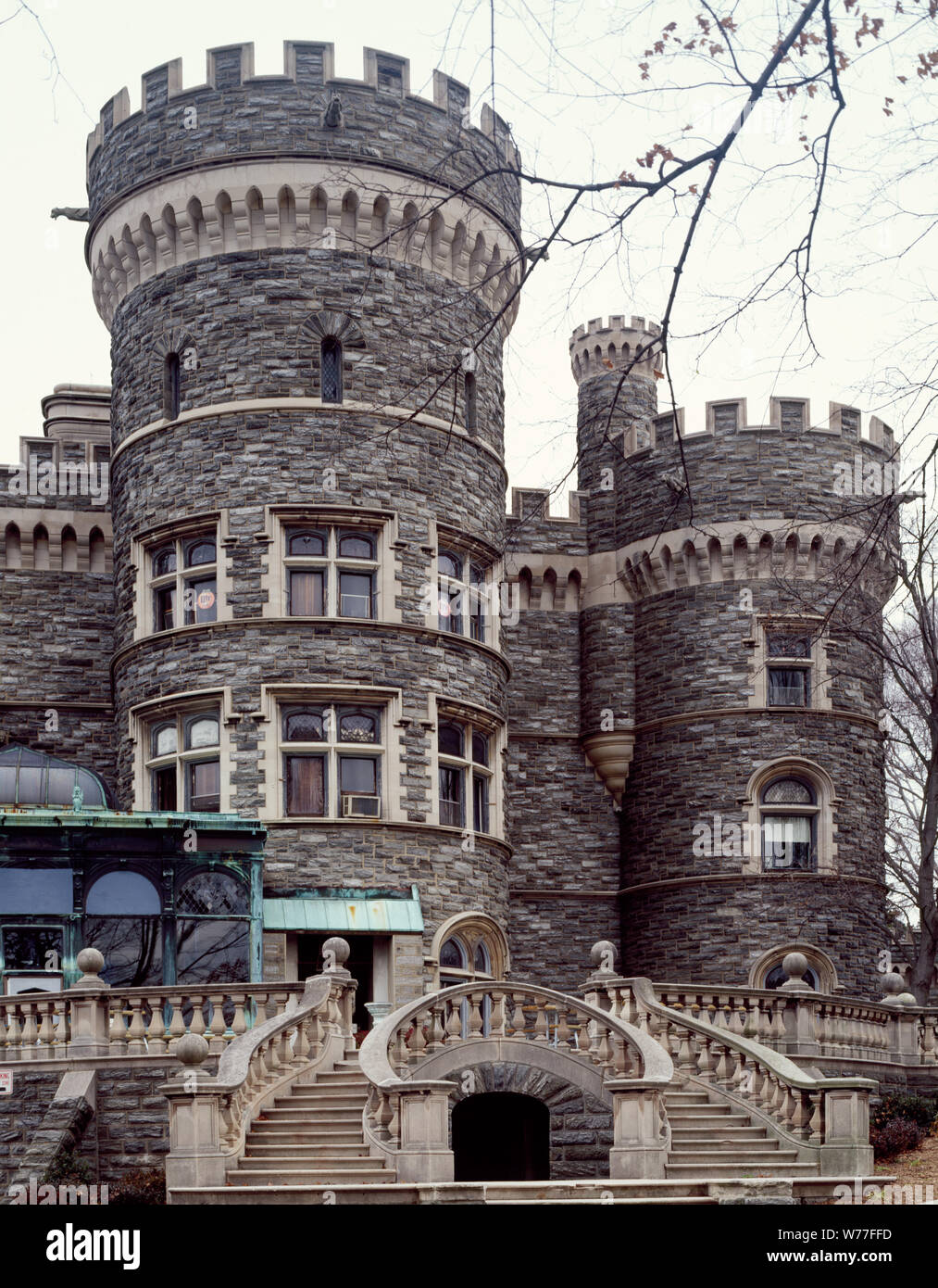 Graue Türme, die 1892 die Heimat der Zuckerfabrik Eigentümer William Welsh Garnison in Glenside, außerhalb von Philadelphia, Pennsylvania, physische Beschreibung: 1 Transparenz: Farbe; 4 x 5 in. oder kleiner. Hinweise: Digital Image produziert von Carol M. Highsmith ihrem ursprünglichen Film Transparenz zu vertreten; einige Details können zwischen dem Film und den digitalen Bildern abweichen.; ist Teil der Wählt Serie im Carol M. Highsmith Archiv.; Architekten Horace Trumbauer der erste bedeutende Auftrag.; Geschenk und kaufen; Carol M. Highsmith; 2011; (DLC/PP 2011: 124).; Titel, Datum, Betreff, und Schlüsselwörter pr Stockfoto