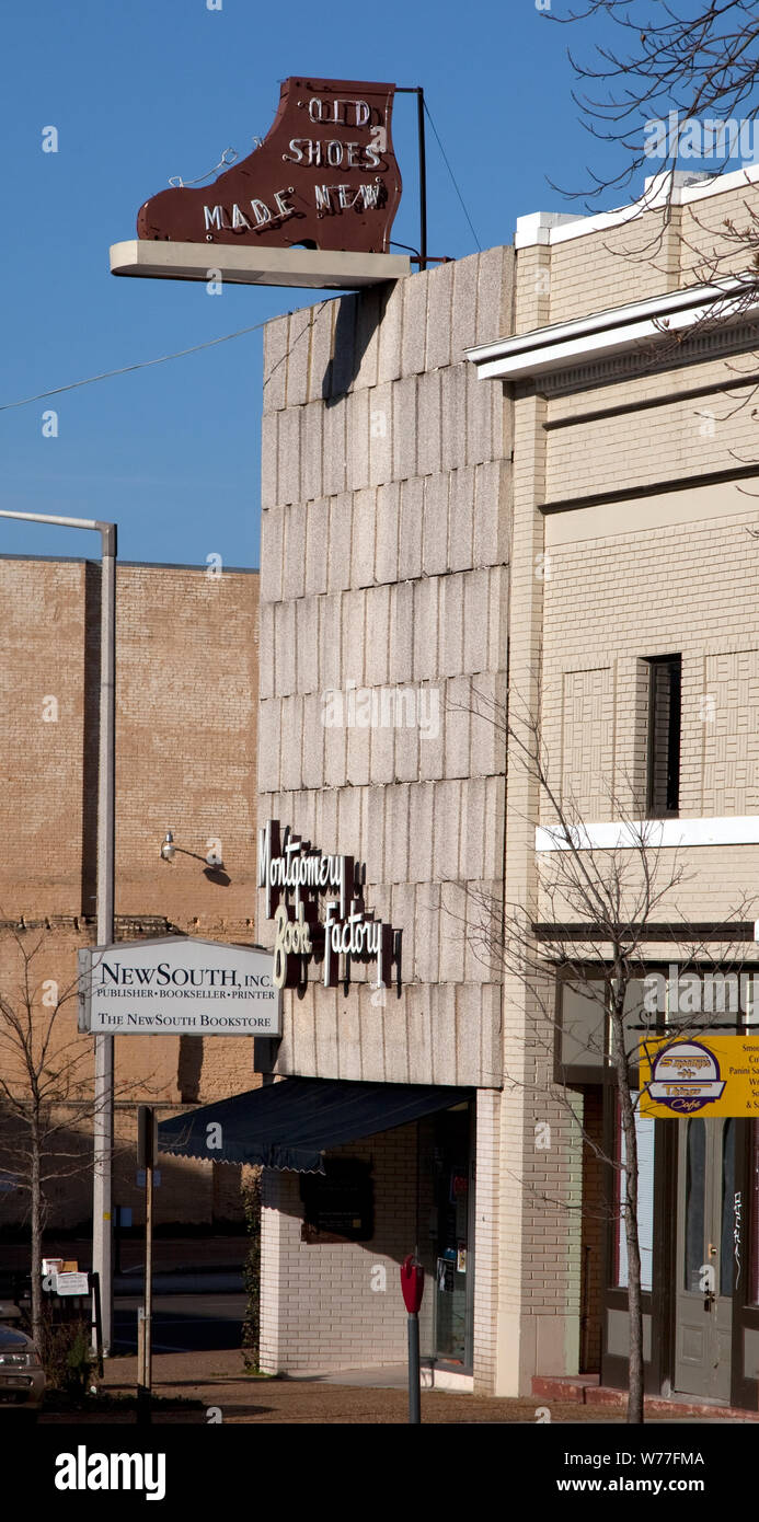 Alte Schuhe neue Zeichen über dem Montgomery Buch Werk auf Gericht Straße in Montgomery, Alabama, physische Beschreibung: 1 Foto: digital, TIFF-Datei, Farbe. Hinweise: Titel, Datum, Thema und Schlüsselwörter, die durch den Fotografen zur Verfügung gestellt.; Geschenk; George F. Landegger; 2010; (DLC/PP 2010: 090). Stockfoto