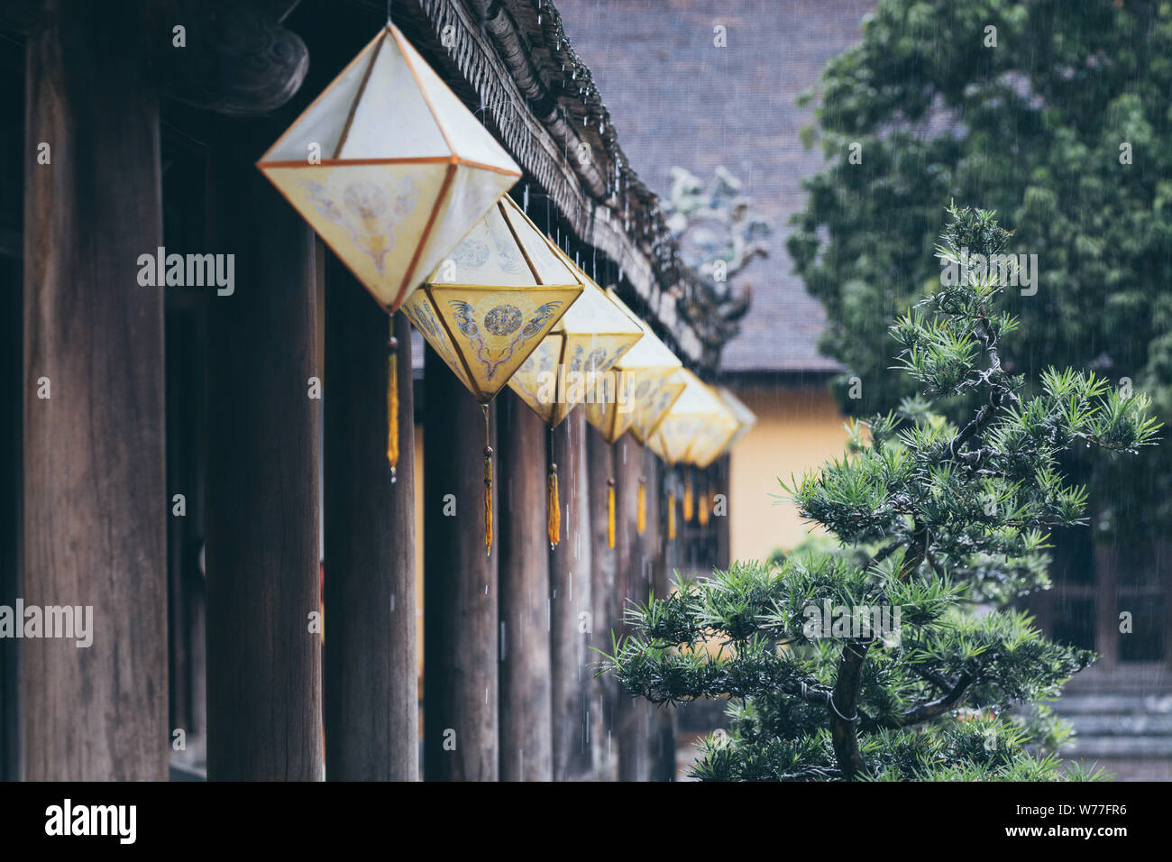 Traditionelle Laternen der Stadt Hue unter schweren Monsunregen in Vietnam nass zu werden. Stockfoto