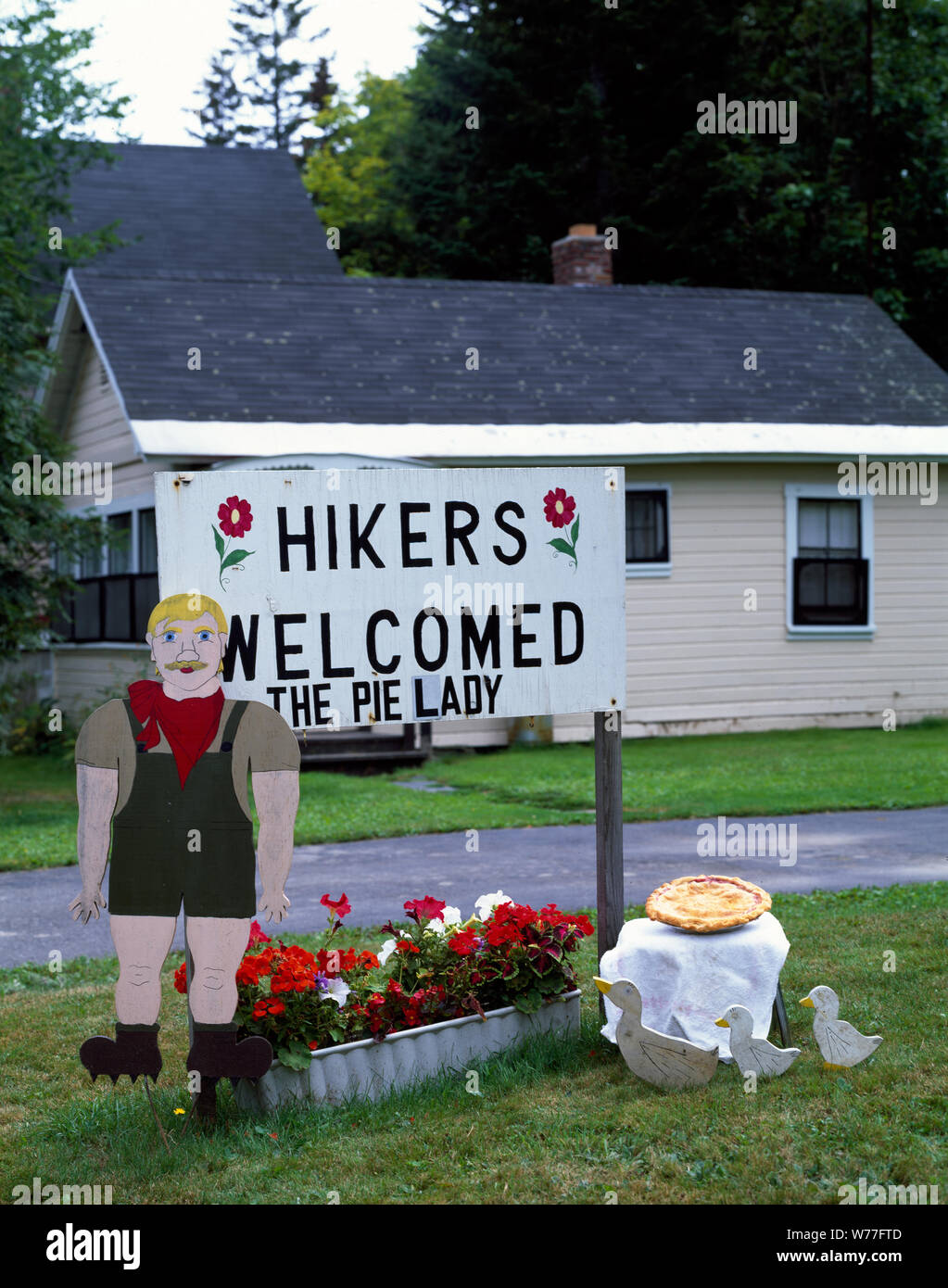 Pie Dame, Sydney Pratt, erhält eine Menge Kunden von Wanderer auf dem Appalachian Trail, Monson, Maine, physische Beschreibung: 1 Transparenz: Farbe; 4 x 5 in. oder kleiner. Hinweise: Titel, Datum, und Schlüsselwörter vom Fotografen zur Verfügung gestellt.; digitale Bild von Carol M. Highsmith ihrem ursprünglichen Film Transparenz zu vertreten; einige Details können zwischen dem Film und den digitalen Bildern abweichen.; ist Teil der Wählt Serie im Carol M. Highsmith Archiv.; Geschenk und kaufen; Carol M. Highsmith; 2011; (DLC/PP 2011: 124).; Stockfoto