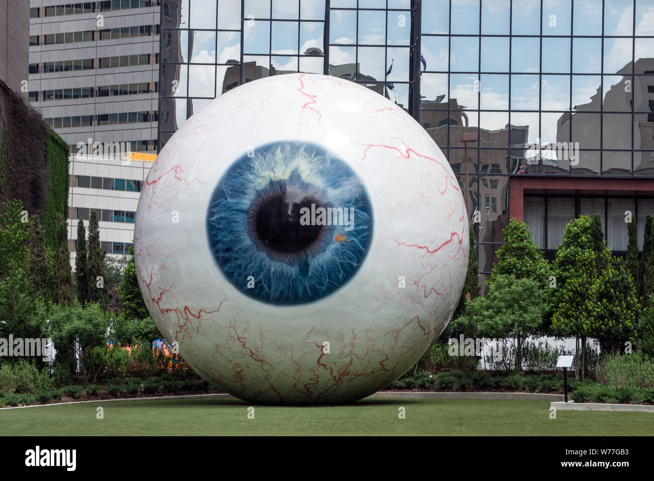 Das Auge, ein 30 Fuß - hohe augapfel Skulptur in Dallas, Texas, physische Beschreibung: 1 Foto: digital, tiff-Datei, Farbe. Hinweise: durch Chicago-based Multimedia Künstler Tony Tasset, die Skulptur im couryard der Joule Hotel in Dallas steht. Unter Bezugnahme auf ein Foto von seinen eigenen Augapfel, Tasset erstellt seine enorme Orb zurück 2007. Die Zusammenarbeit mit einem Unternehmen, das sich auf die Erstellung von GFK-Zahlen für straßenkontrollen Attraktionen spezialisiert, Tasset, das Auge für die Anzeige als Teil einer temporären Ausstellung in Chicago.; Titel, Datum, Schlüsselwörter auf Informationen, die von den Fotografen zur Verfügung gestellt wurden.; Geschenk; Th Stockfoto