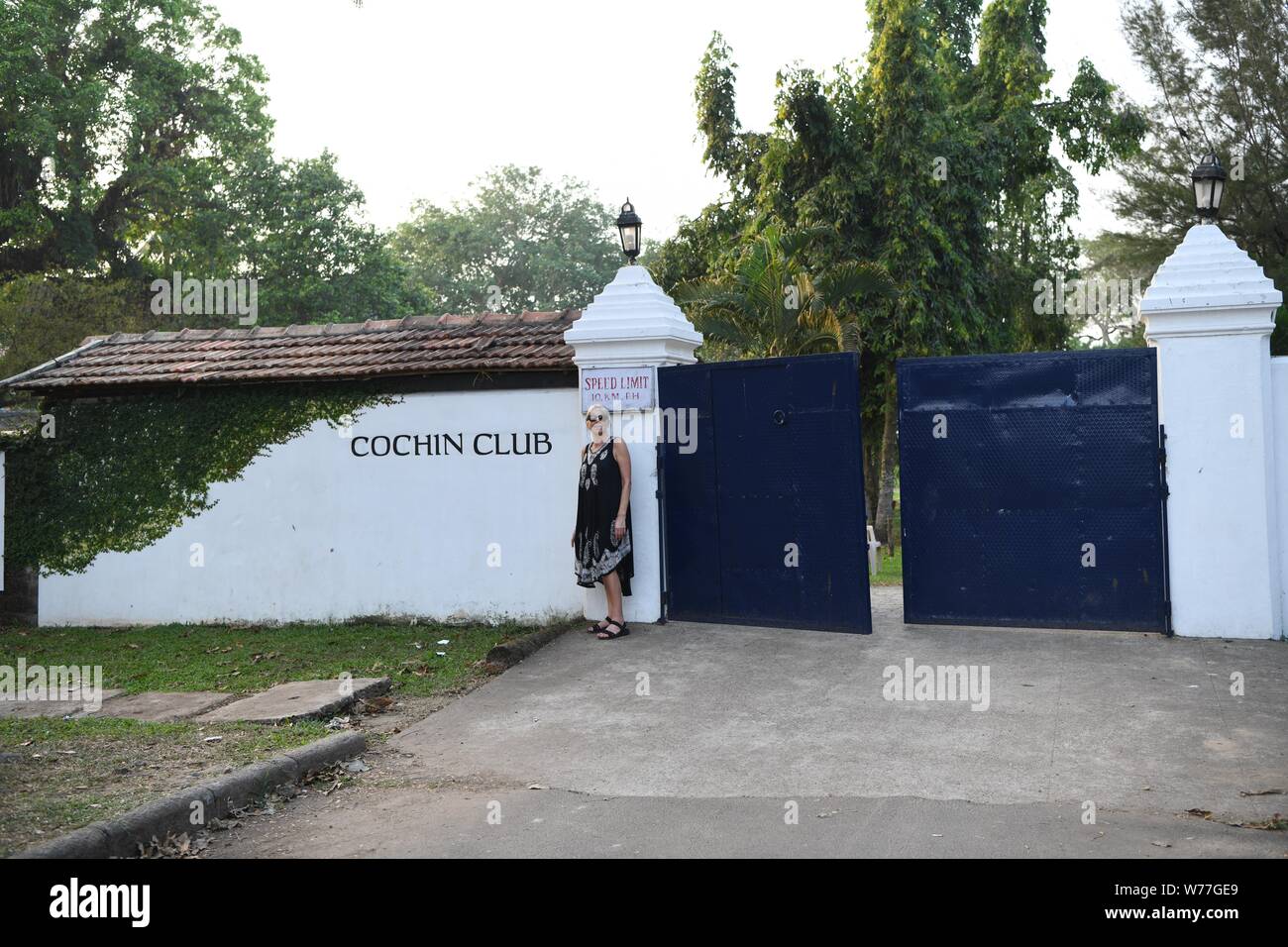 Eingang zum Club, Fort Cochin Kochi (Cochin), Kerala, Indien Stockfoto