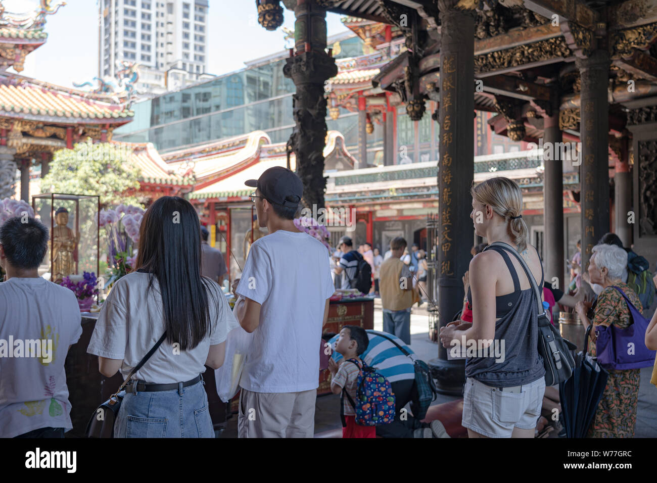 Die Gläubigen fromm Anbetung in der Bangka Longshan Tempel. Ist ein Chinese Folk religiösen Tempels im Stadtteil Wanhua von Taipeh, Taiwan. Stockfoto