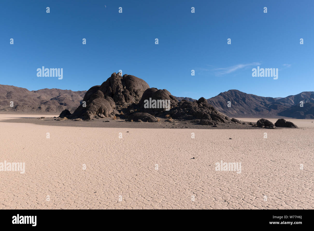 Die Rennstrecke, a Playa mit großen vulkanischen outcroppings in Death Valley National Park, Kalifornien, physische Beschreibung: 1 Foto: digital, tiff-Datei, Farbe. Hinweise: Titel, Datum, und Schlüsselwörter vom Fotografen zur Verfügung gestellt.; der Ort hat seinen Namen von dem, was an beweglichen Felsen, lassen Sie kurze, geheimnisvolle Wanderwege auf der Kruste der Playa angezeigt werden.; Stockfoto