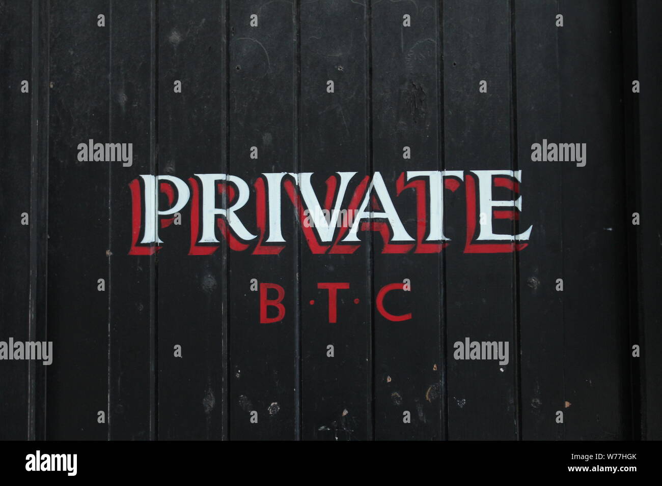 Bild von Schwarz, Holztür mit dem Wort "privat" in den roten und weißen Buchstaben, mit "B.T. C' unter Stockfoto
